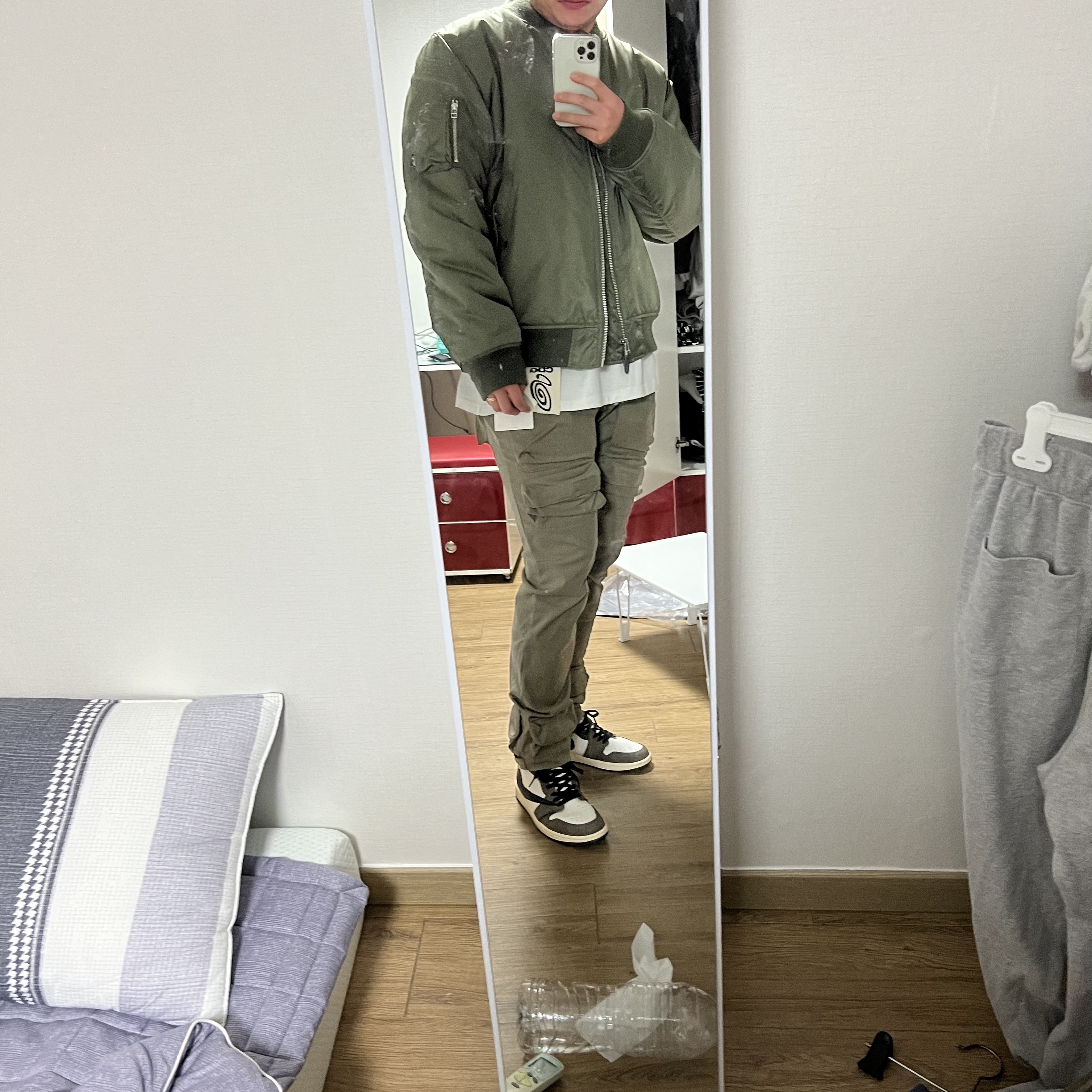 Stussy x CDG MA-1 Jacket Olive, Jordan 1 x Travis Scott Retro High OG SP Mocha 착용 스타일 - 1