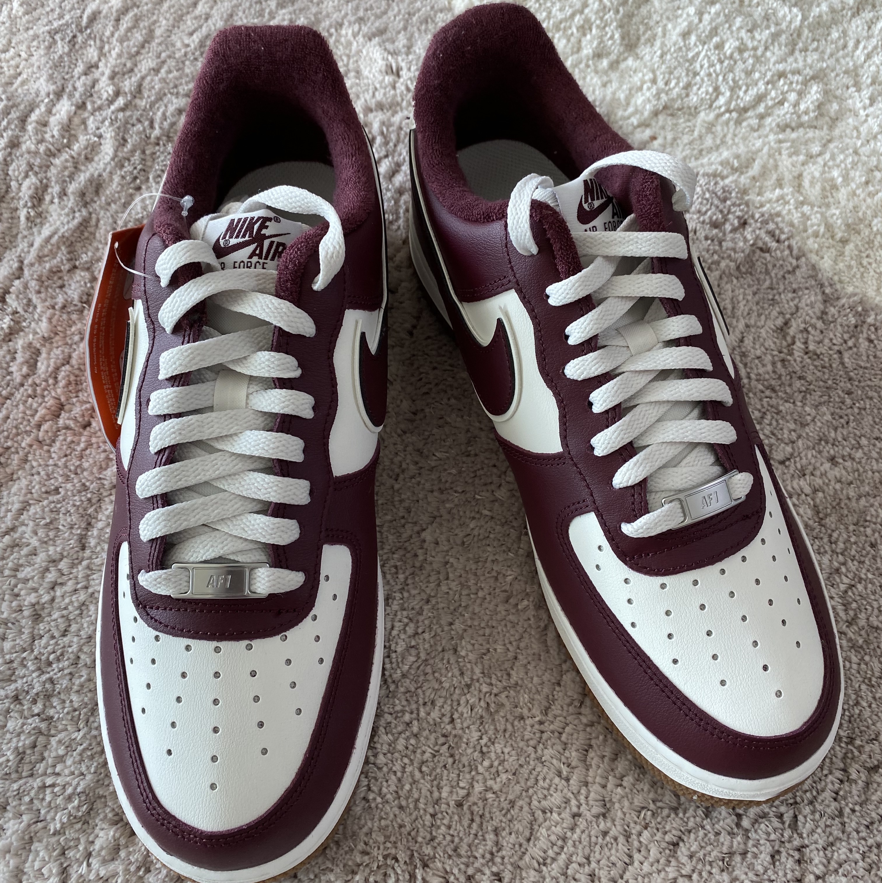 Nike Air Force 1 '07 LV8 Night Maroon 착용 스타일 - 1
