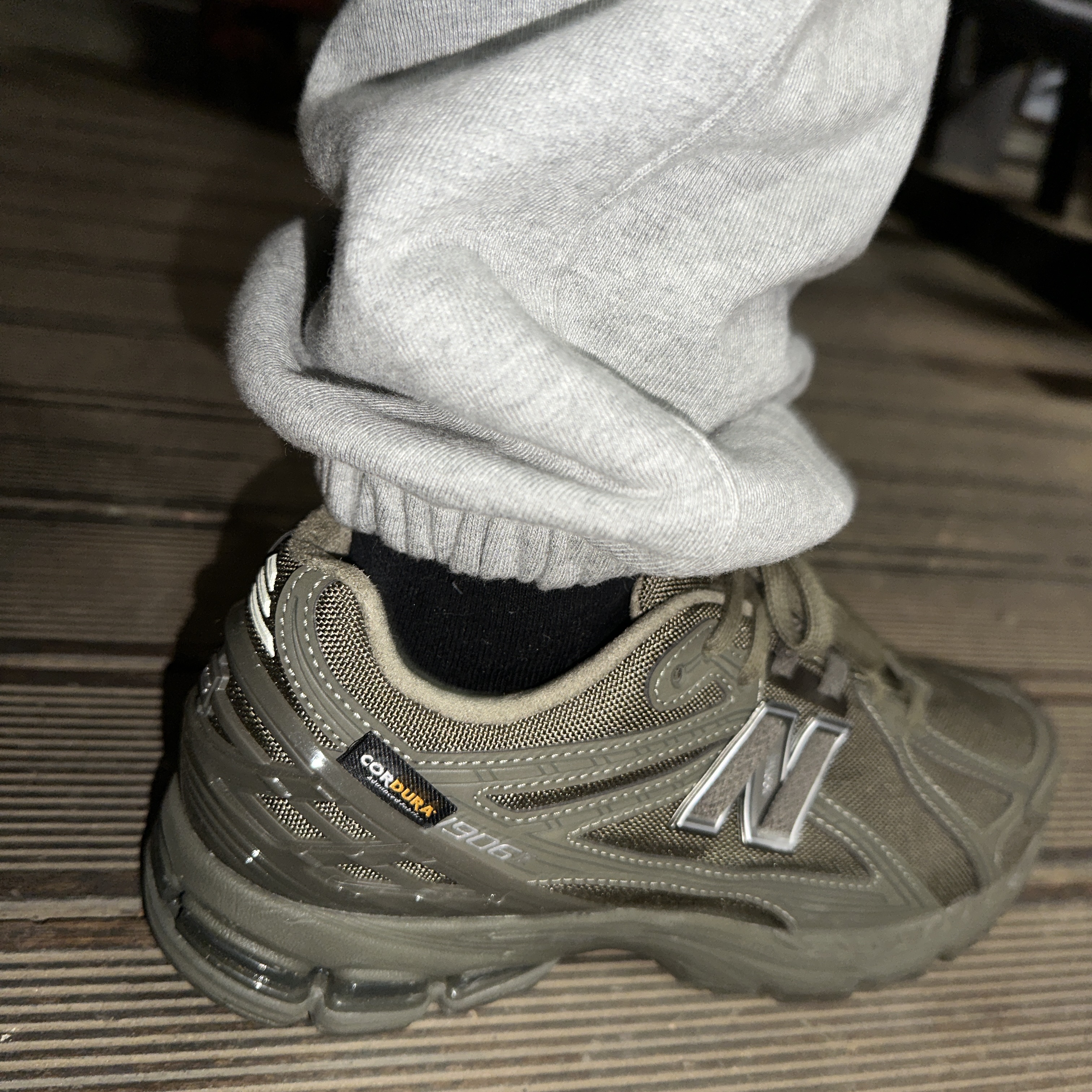 New Balance 1906R Olive 착용 스타일 - 2