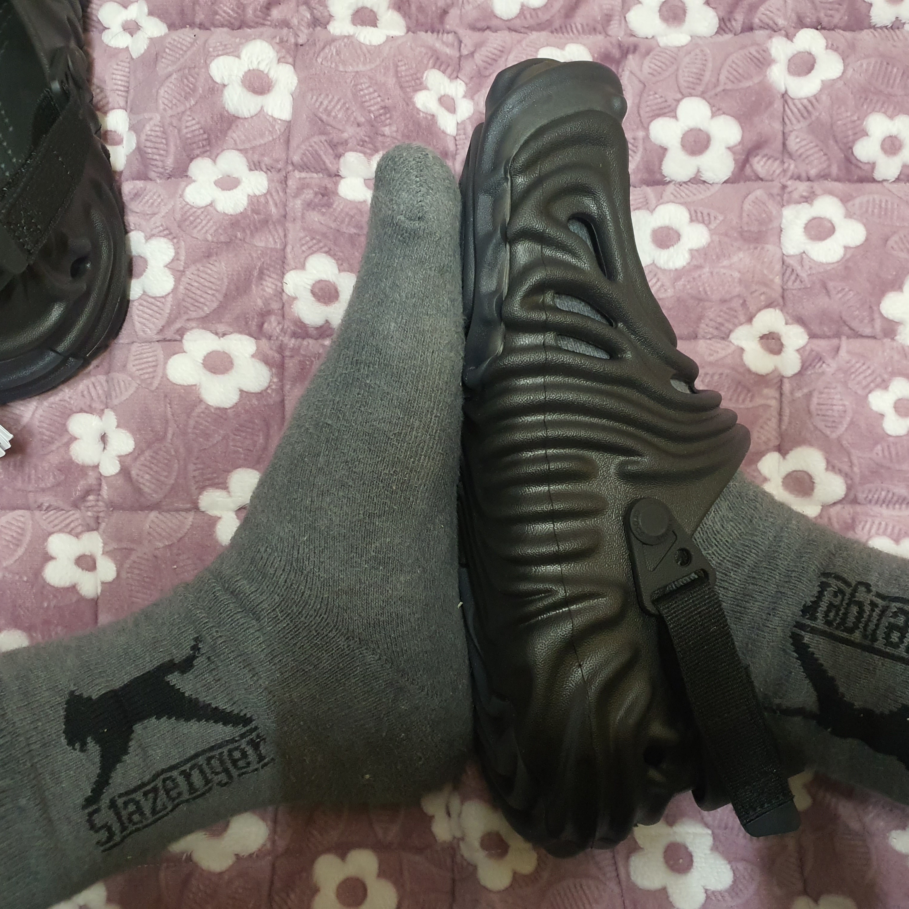 Crocs x Salehe Bembury Pollex Clog Sasquatch 착용 스타일 - 2