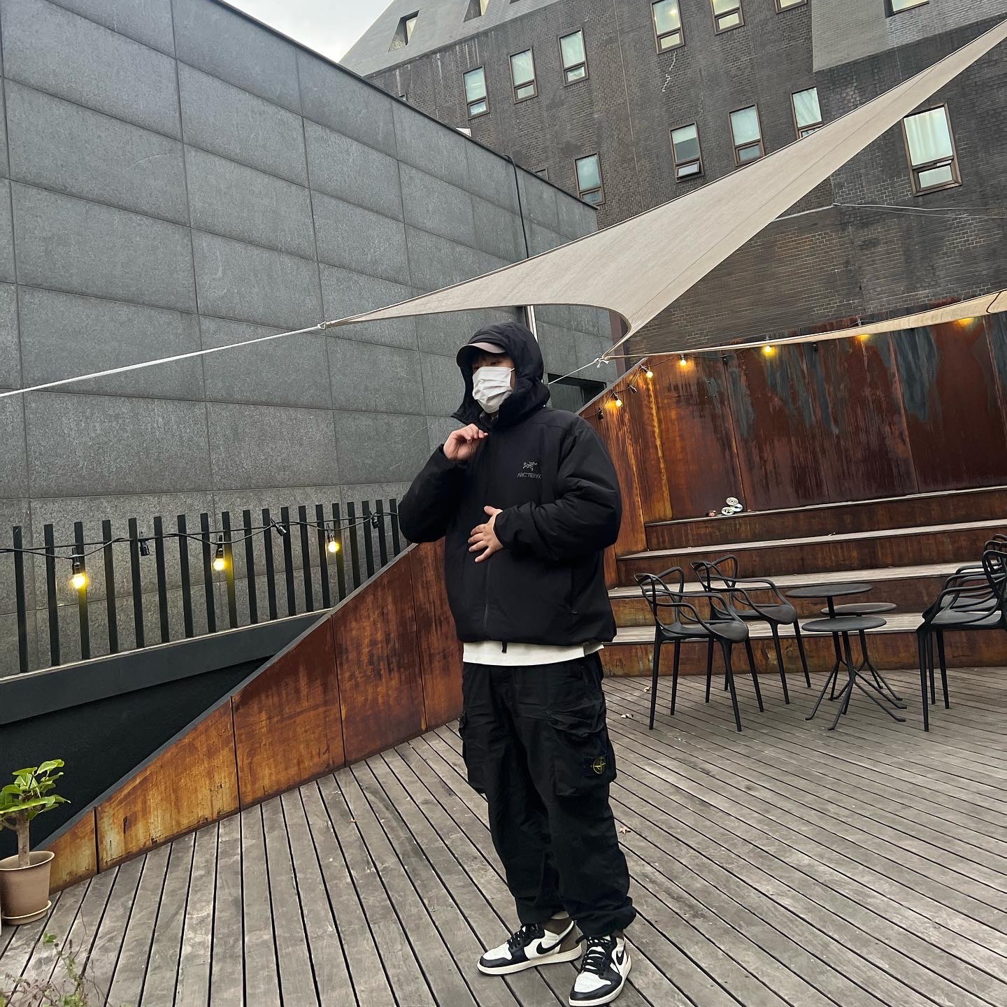 Stone Island 30203 Cargo Pants 5 Pockets Black - 21SS, Arc'teryx Atom LT Hoody Black 착용 스타일