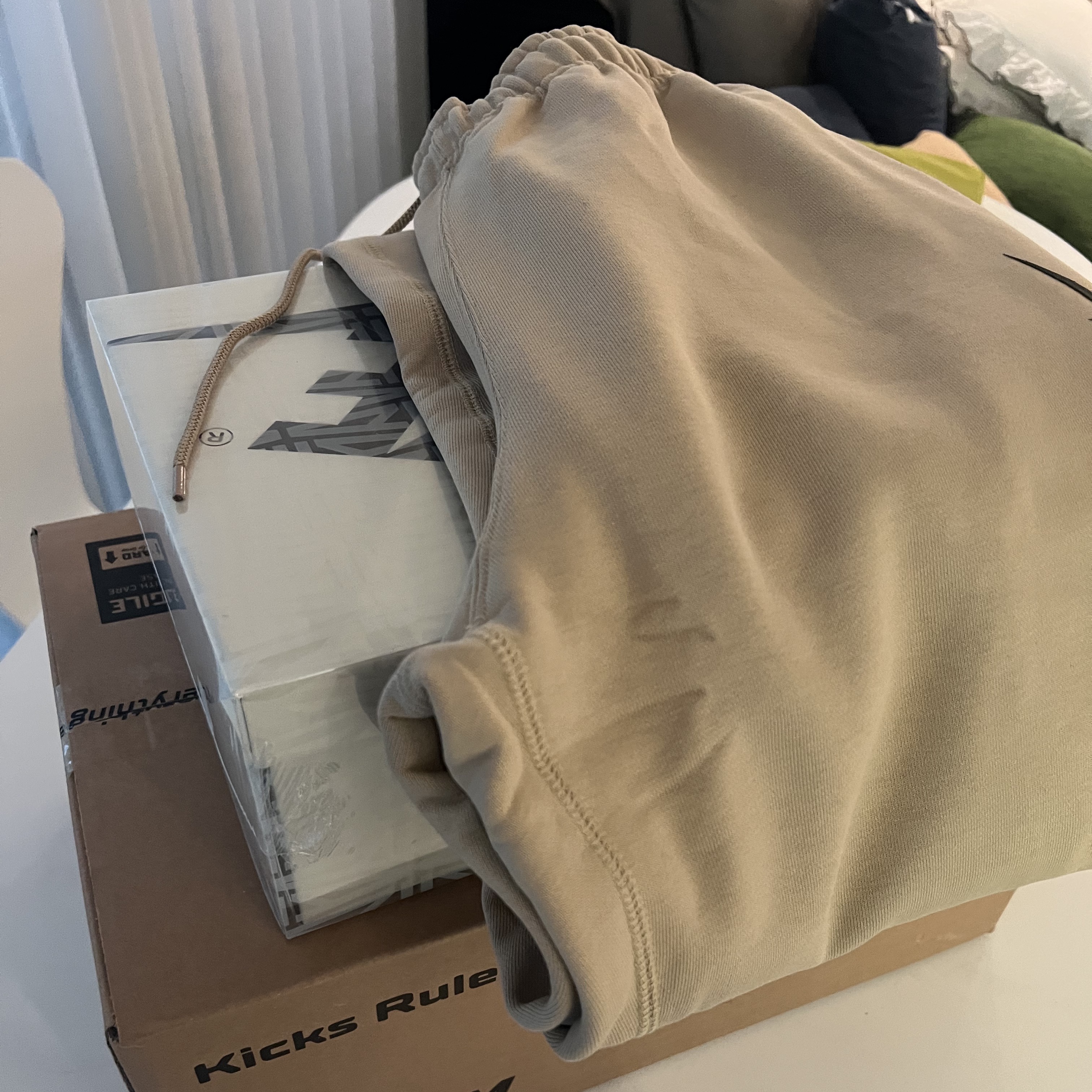 Nike x Billie Eilish NRG Fleece Pants Mushroom - Asia, Jordan 1 x A Ma Maniere Retro High OG SP Sail and Burgundy 착용 스타일 - 1