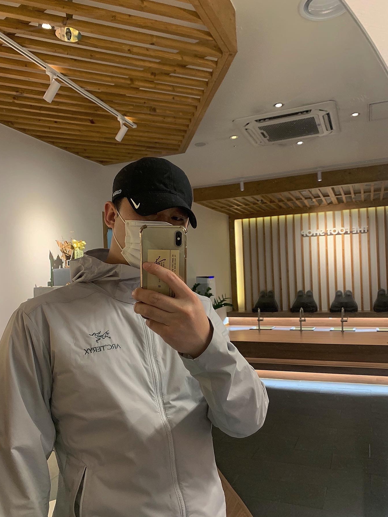 Nike x Drake Nocta Golf Cap Black, Arc'teryx Atom SL Hoody Solitude 착용 스타일 - 1