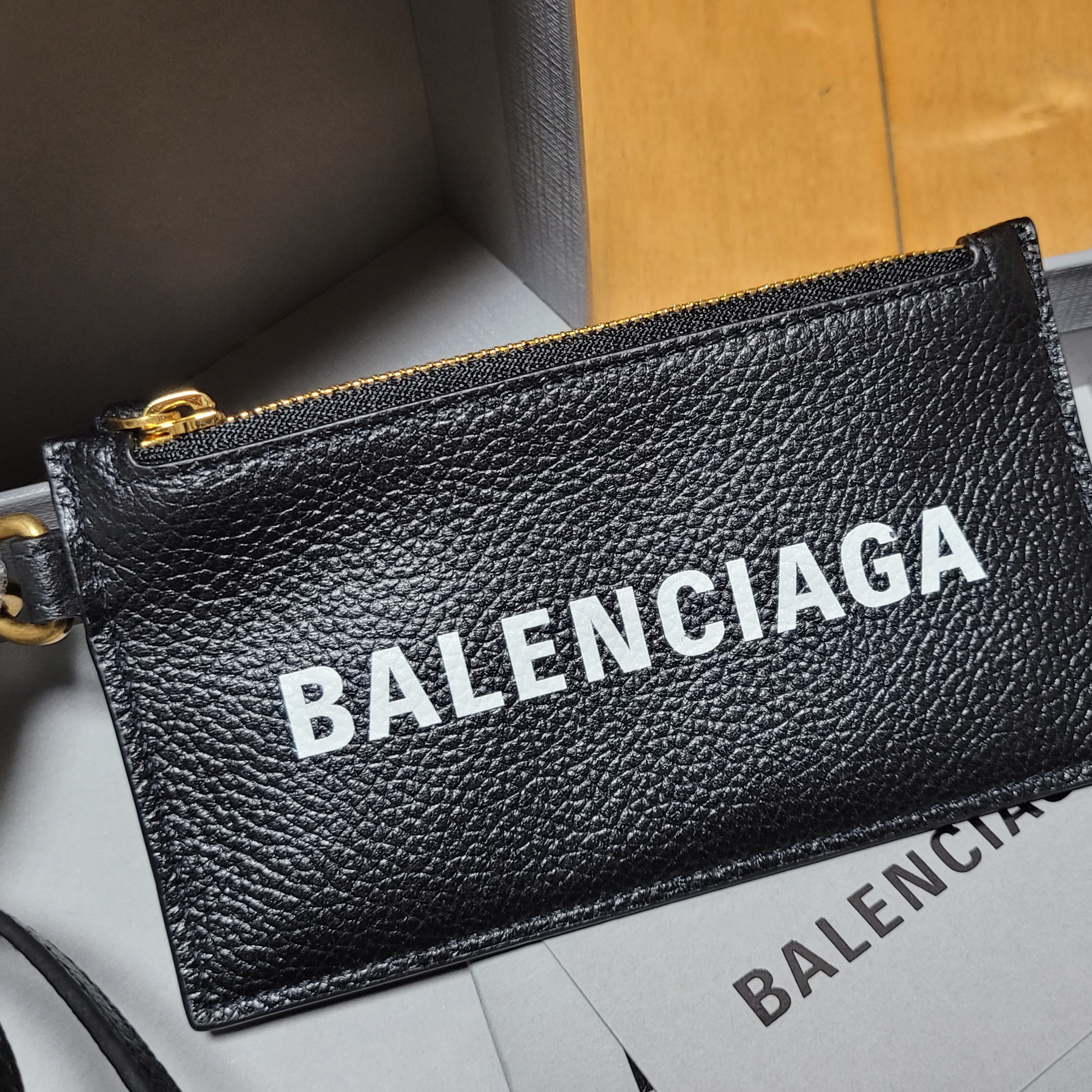 Balenciaga Cash Keyring Card Case Black Gold 착용 스타일
