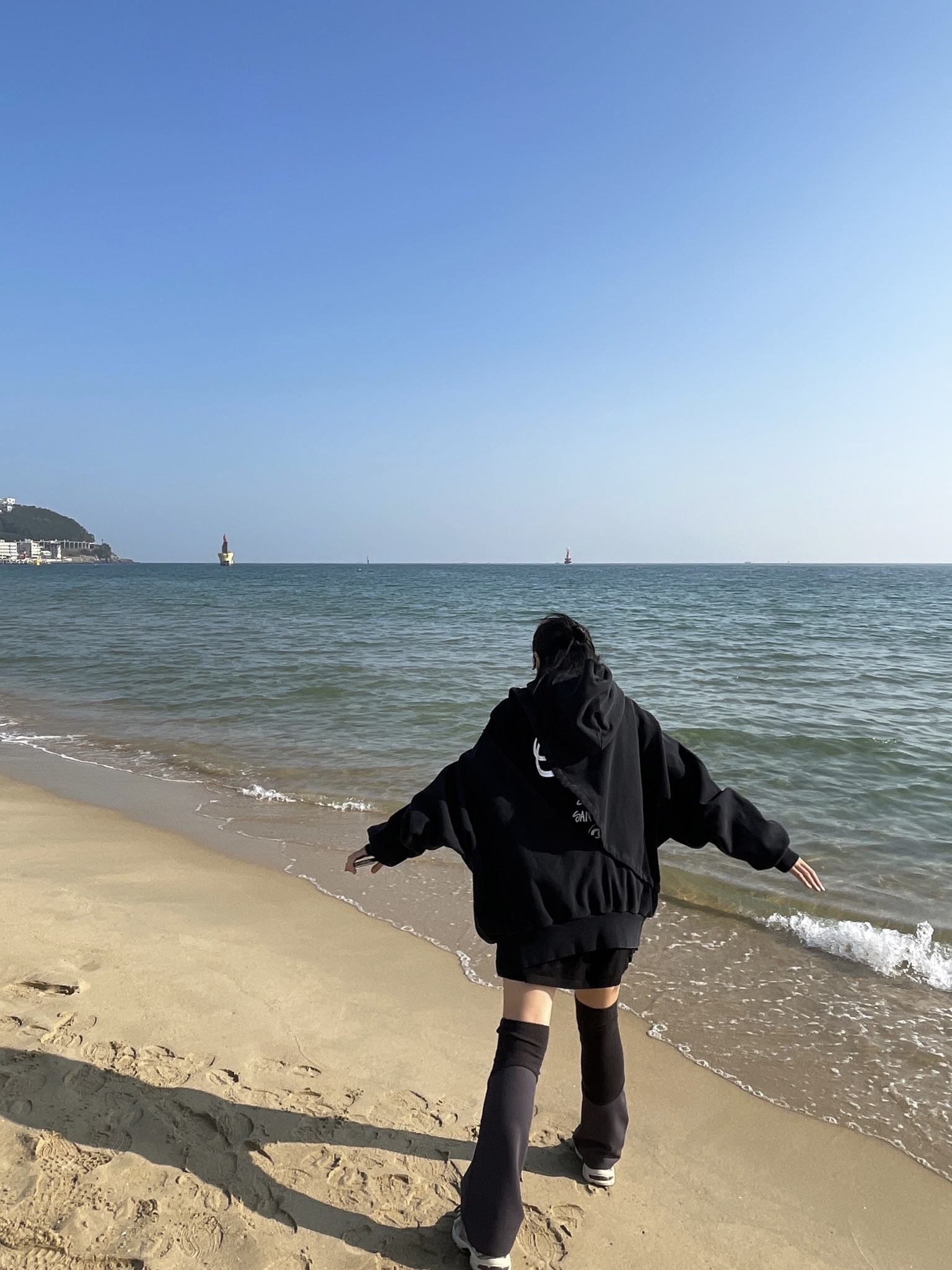 Nonnod x Shinsegae BAYC #8446 2-Piece Cropped Hoodie Washed Black, Asics x I4P Gel-1130 Glacier Grey Mink 착용 스타일 - 3