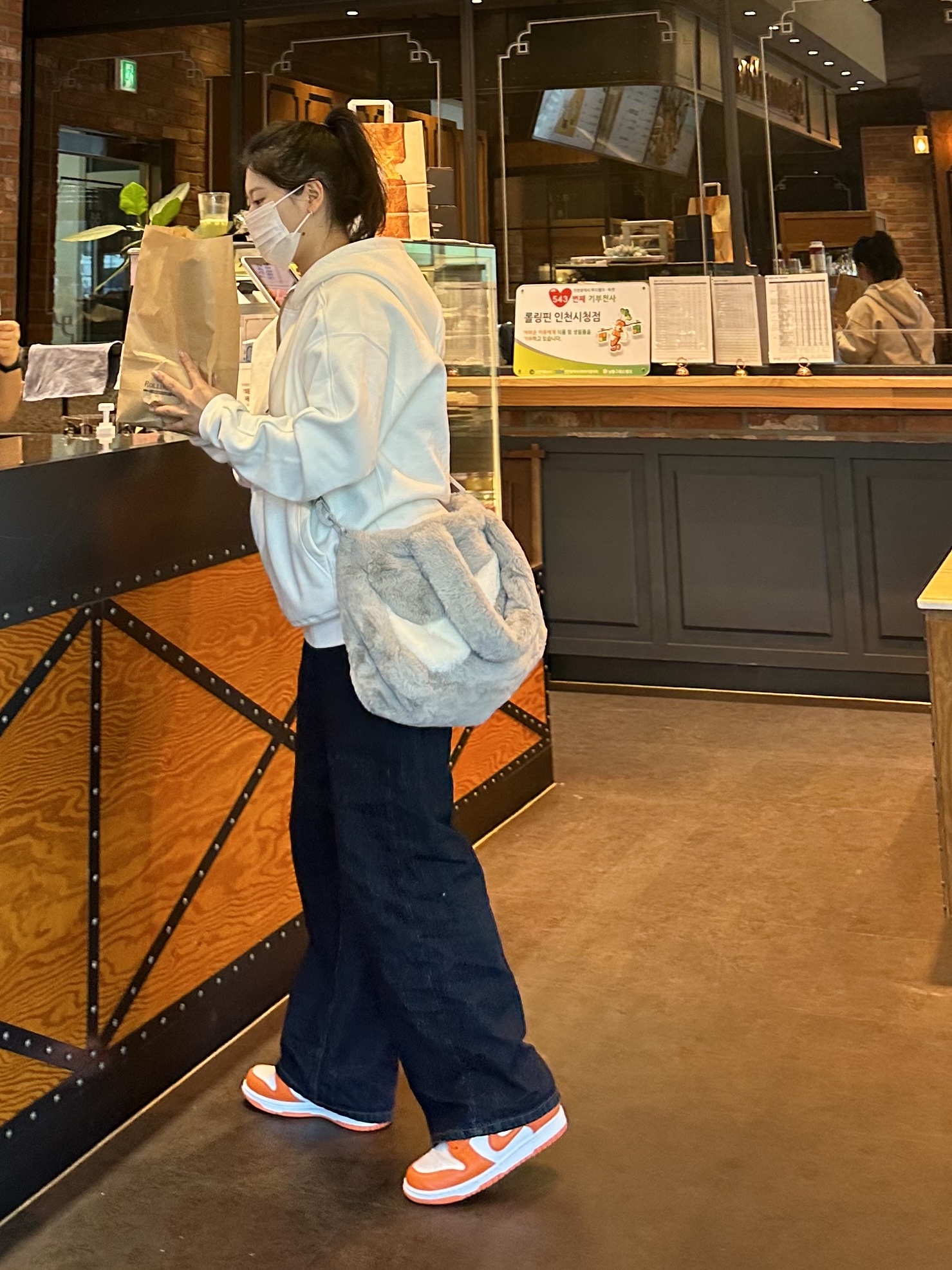 Nike NSW Faux Fur Tote Bag Light Iron Ore, Nike x Jacquemus NRG Fleece Hoodie Sail - Asia 착용 스타일