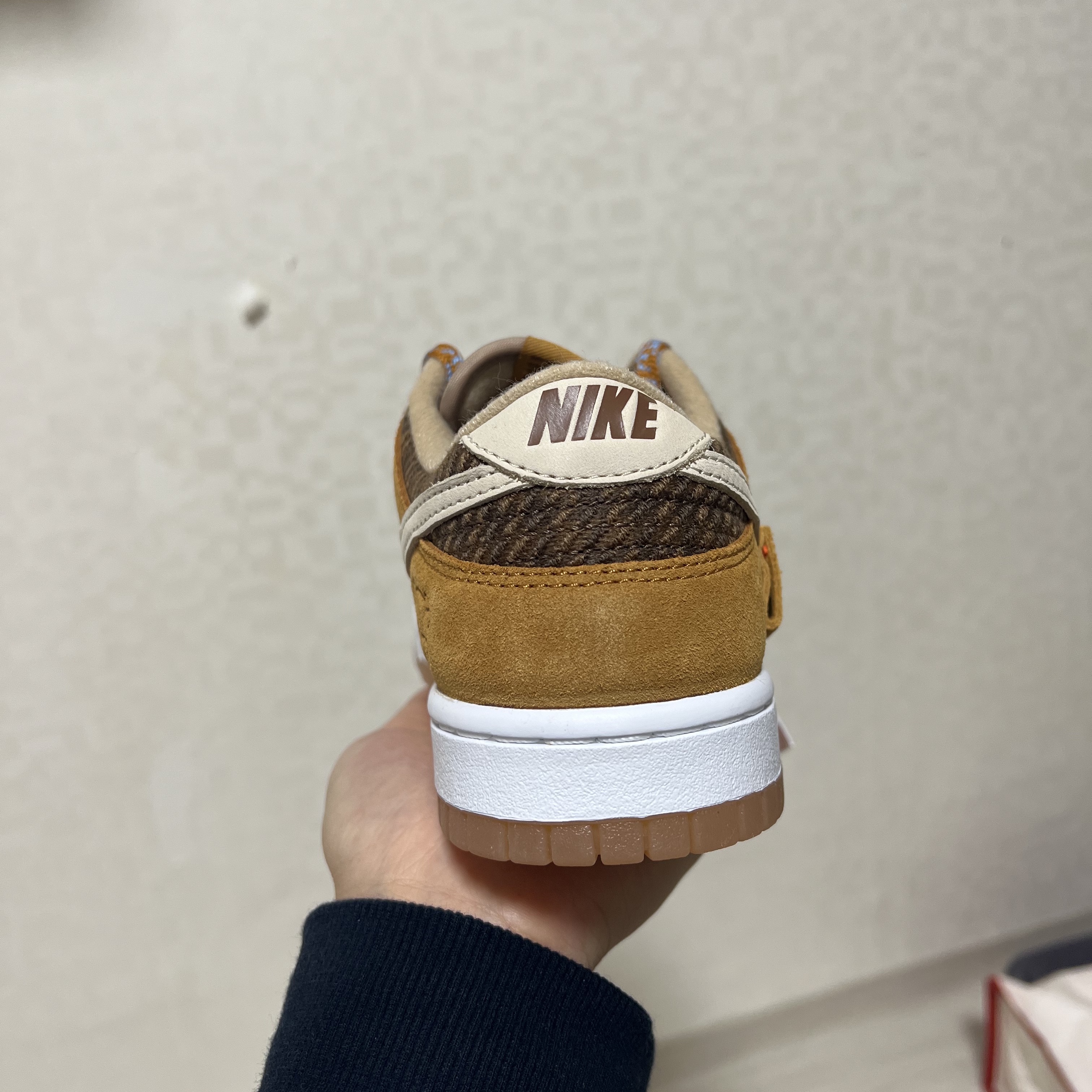 Nike Dunk Low SE Praline Desert Ochre 착용 스타일 - 3