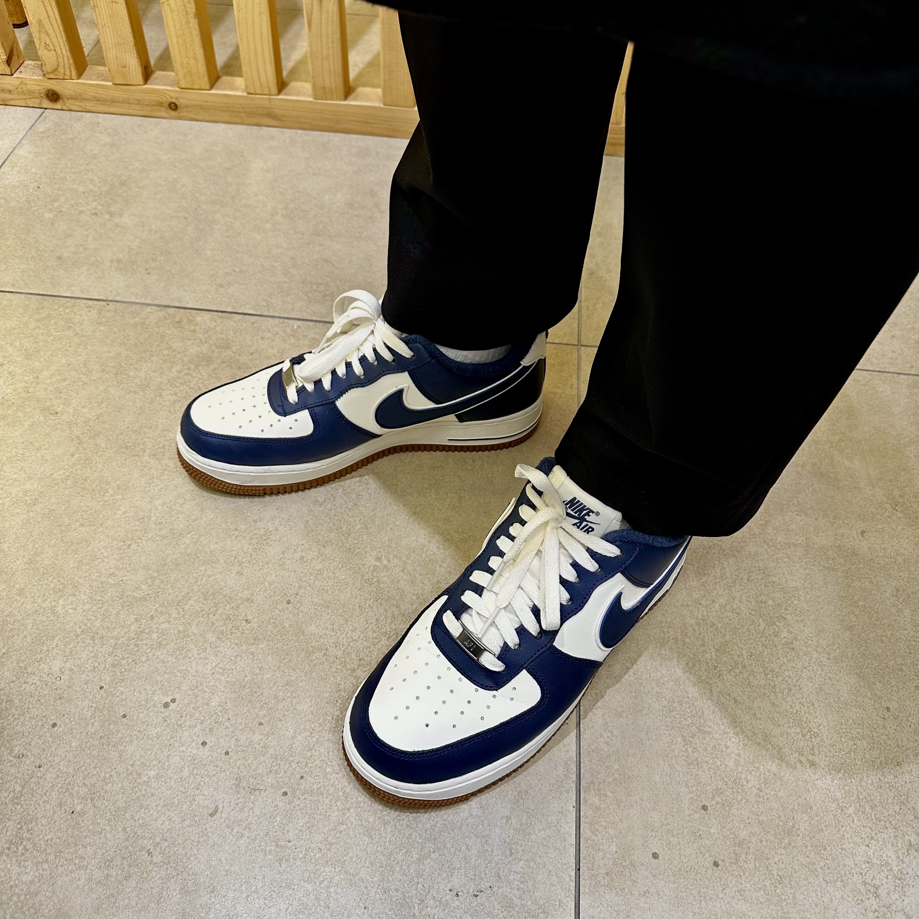 Nike Air Force 1 '07 LV8 Midnight Navy 착용 스타일 - 2