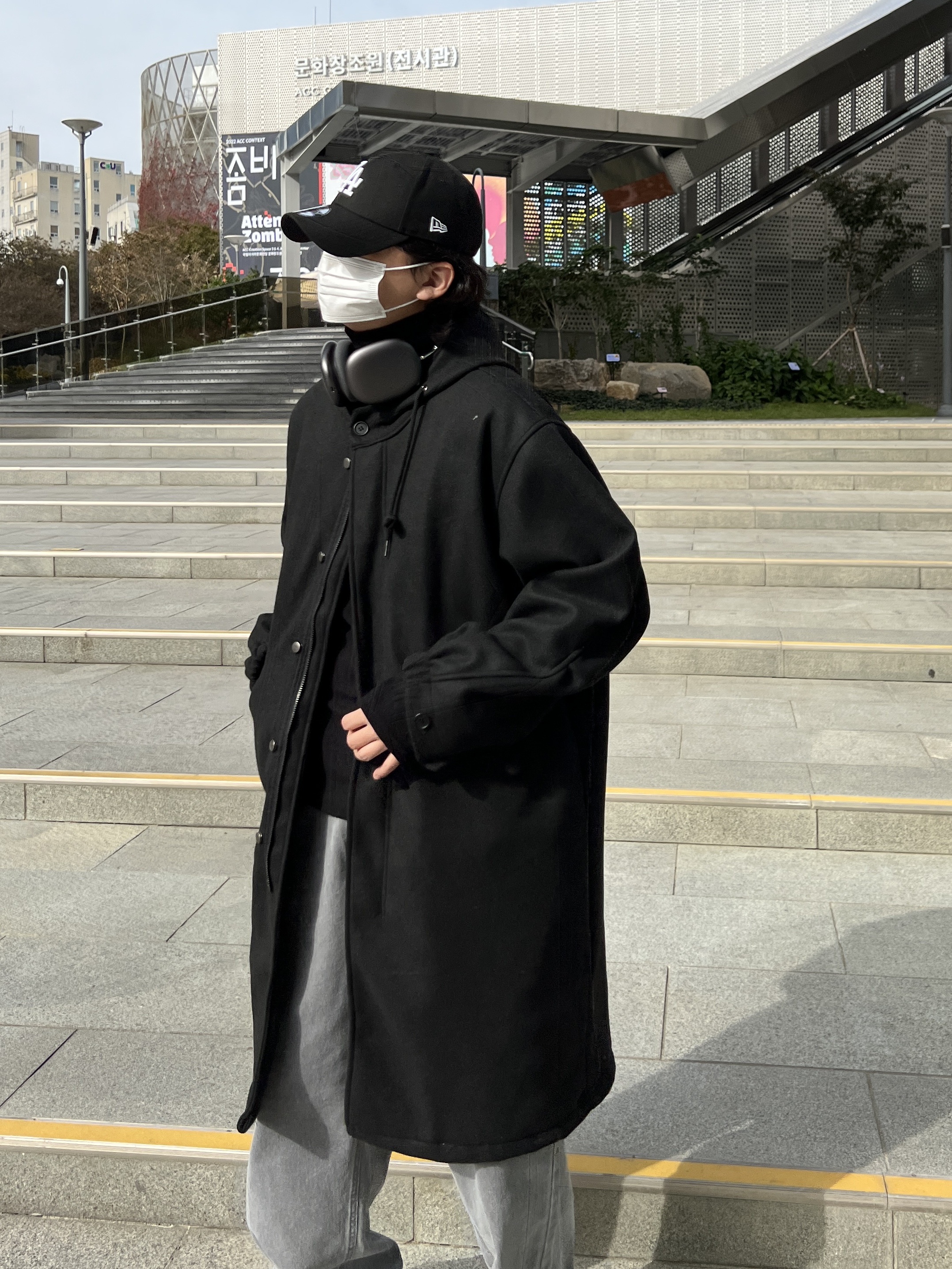 Apple AirPods Max Lightning Space Gray (Korean Ver.), Nike Air Force 1 '07 Low Triple Black 착용 스타일 - 2
