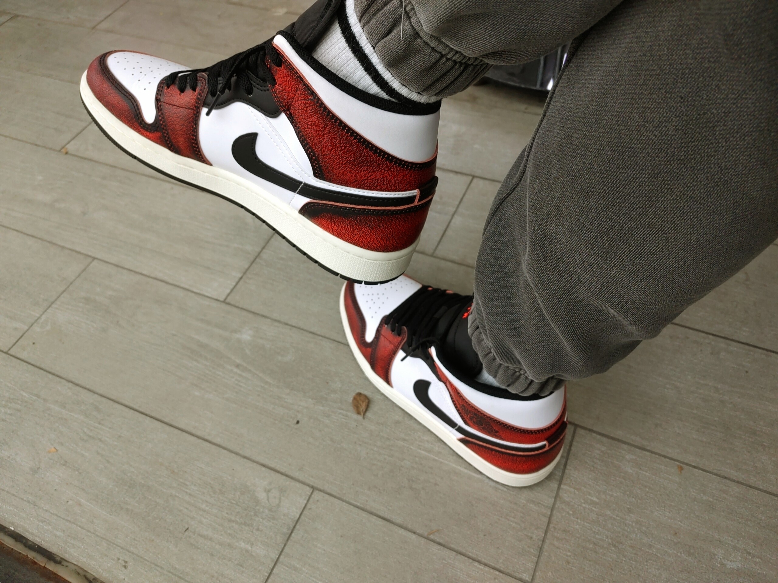 Jordan 1 Mid SE Infrared 23 착용 스타일
