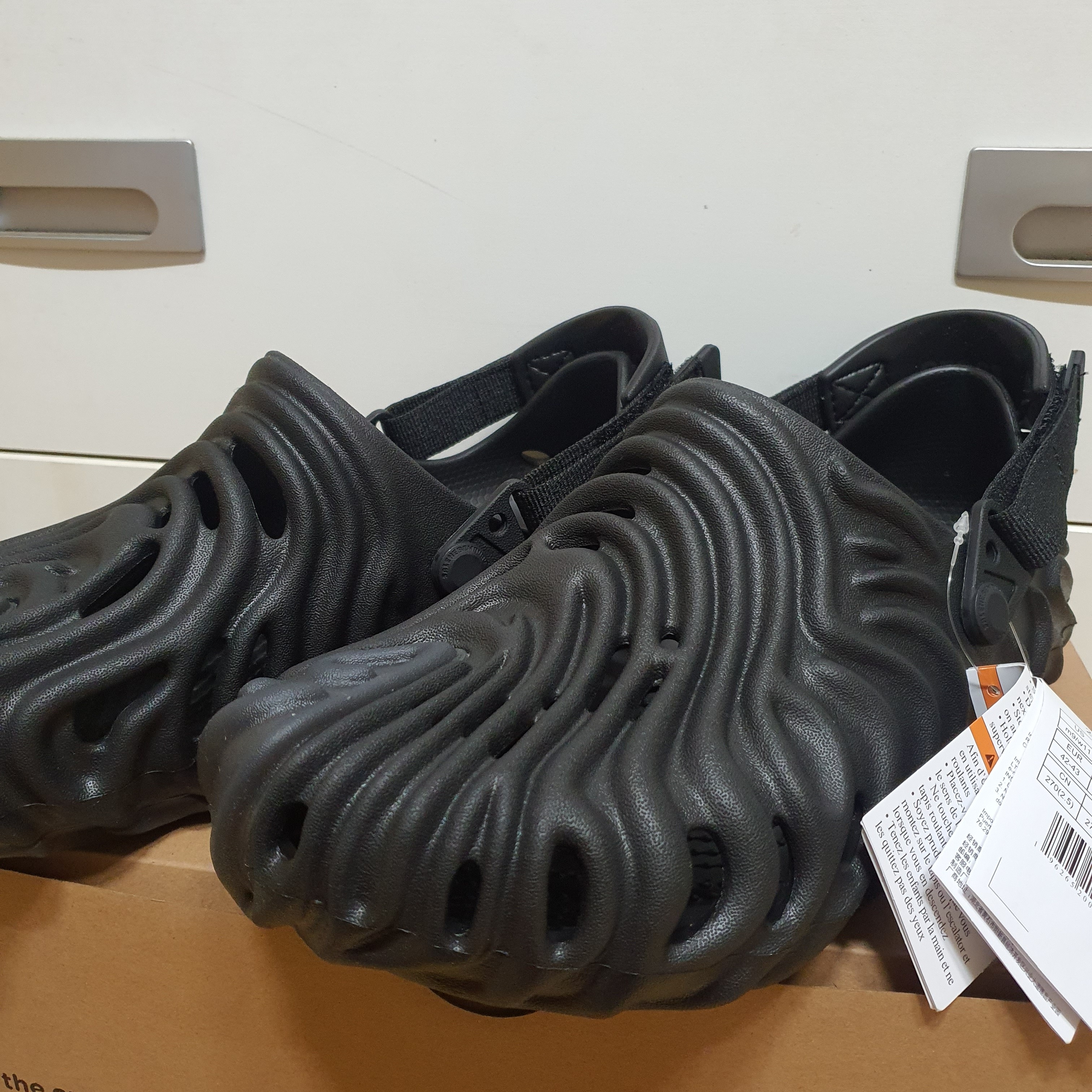 Crocs x Salehe Bembury Pollex Clog Sasquatch 착용 스타일 - 1