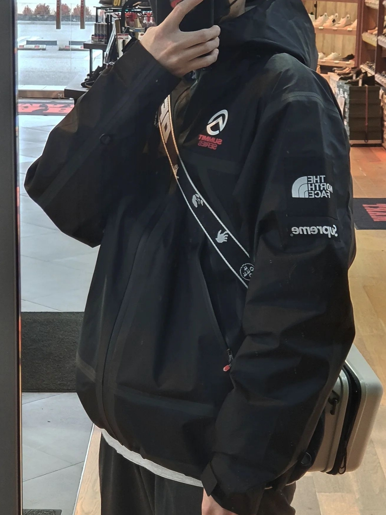 IAB Studio Half Zip Pullover Light Gray, Off-White x Amore Pacific Protection Box (Without Cosmetics) 착용 스타일