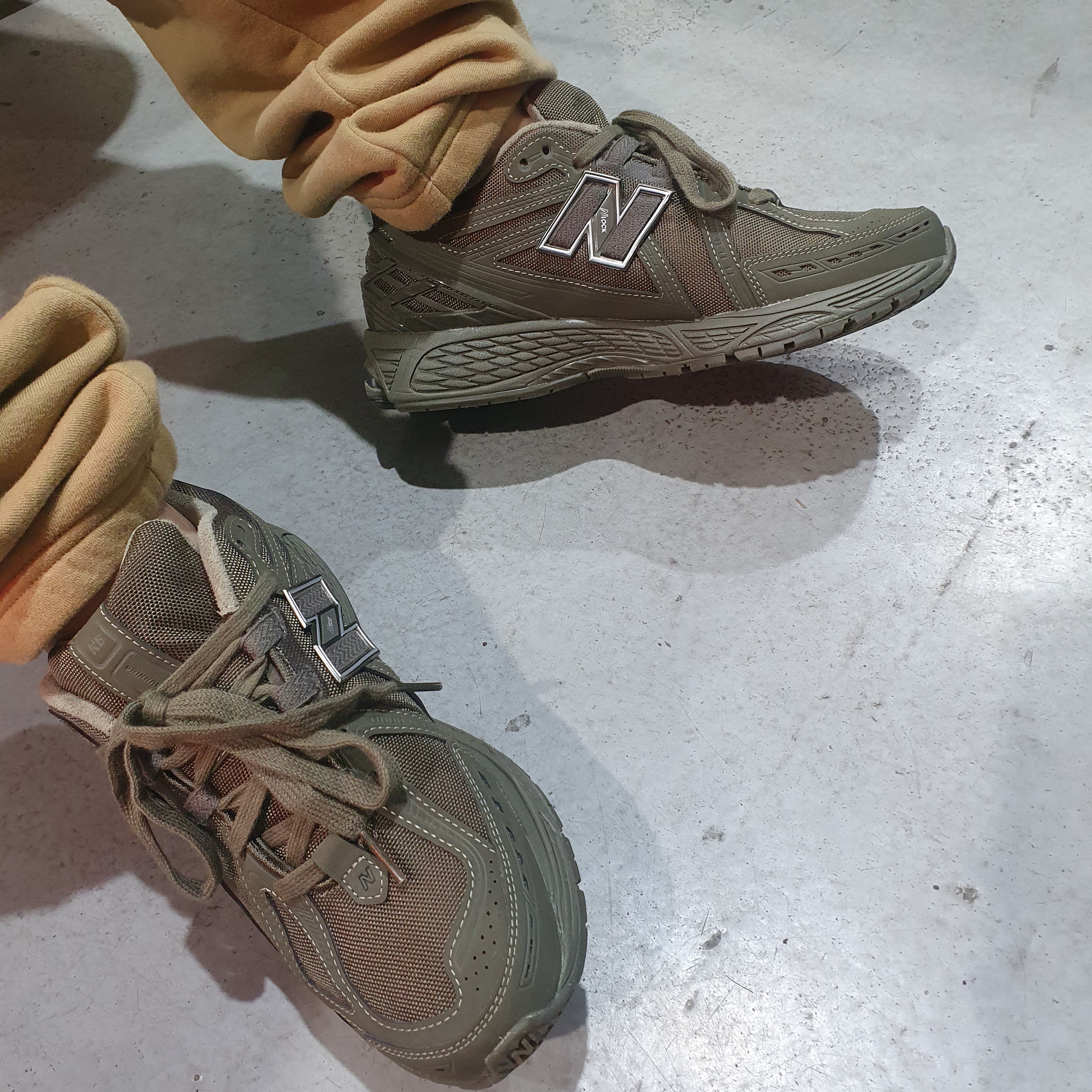 New Balance 1906R Olive 착용 스타일 - 4