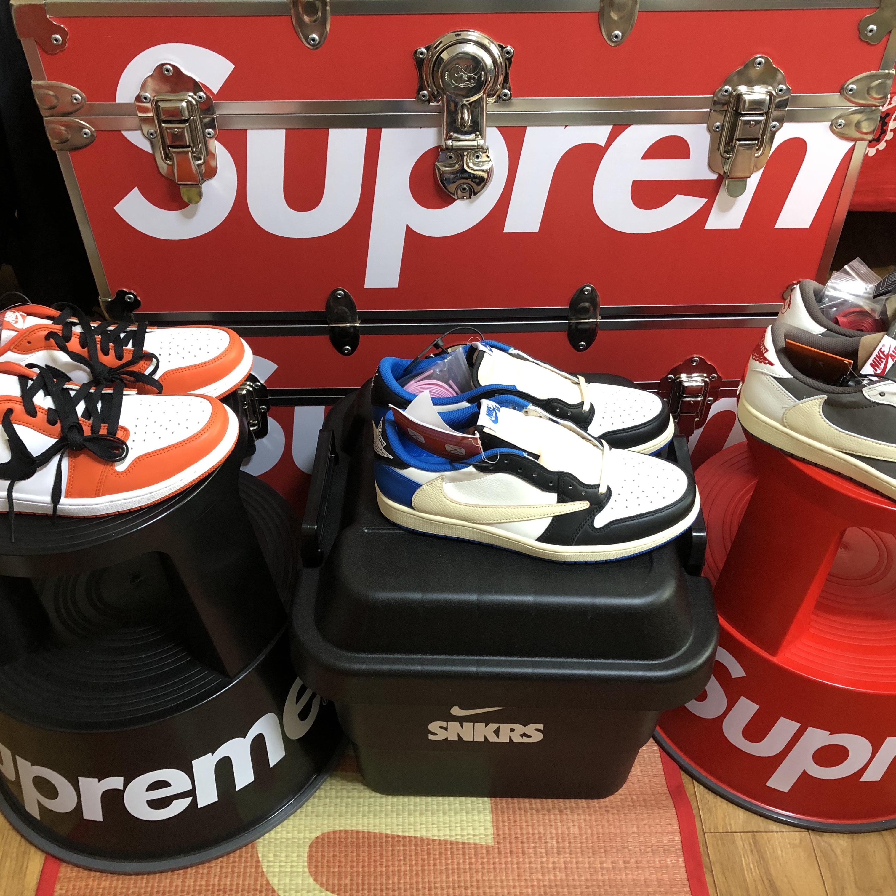 Jordan 1 x Travis Scott x Fragment Retro Low OG SP Military Blue, Jordan 1 x Travis Scott Retro Low OG SP Sail and Ridgerock 착용 스타일 - 1