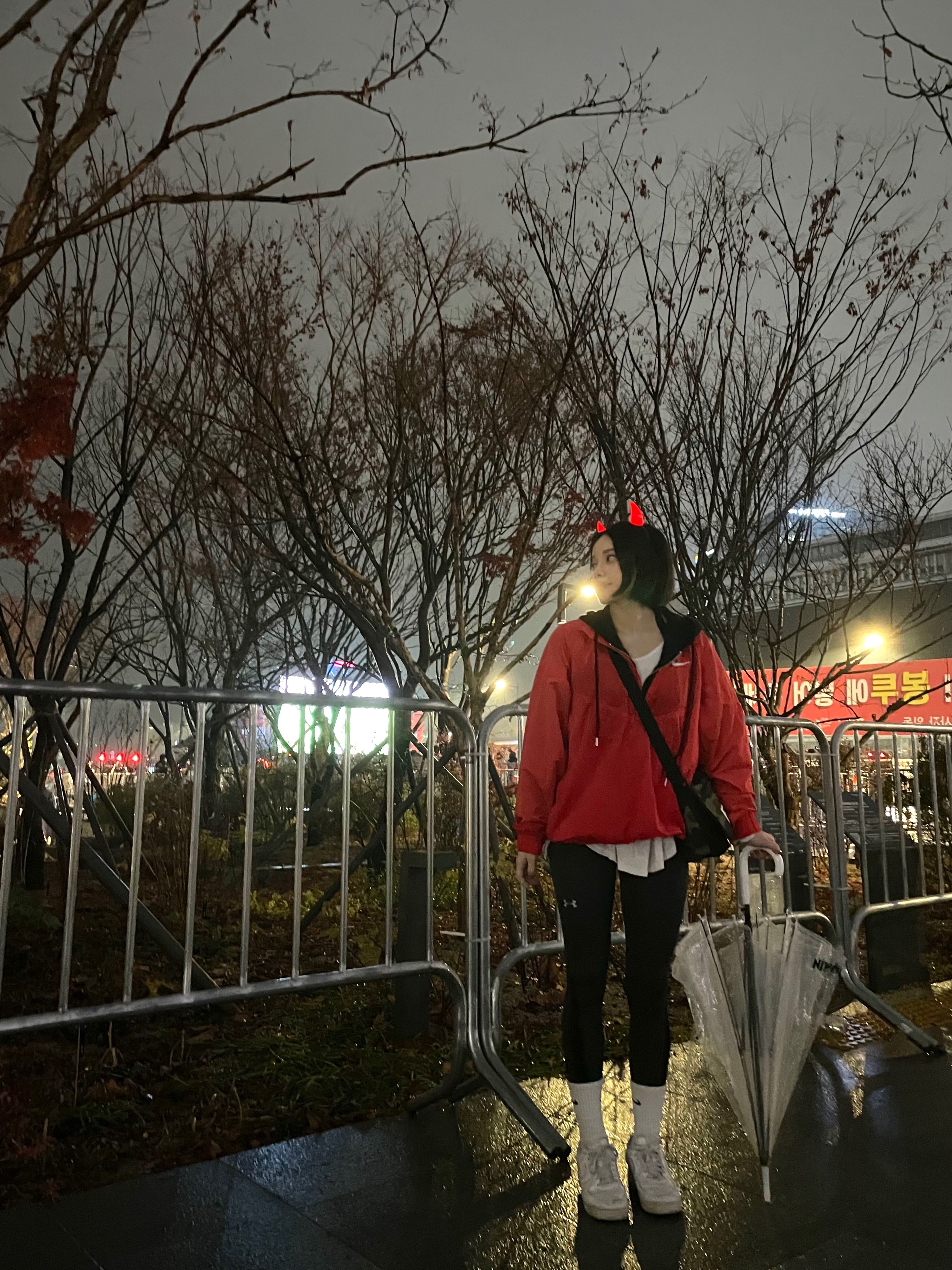 Nike x Stussy Windrunner Jacket Habanero Red 착용 스타일 - 2