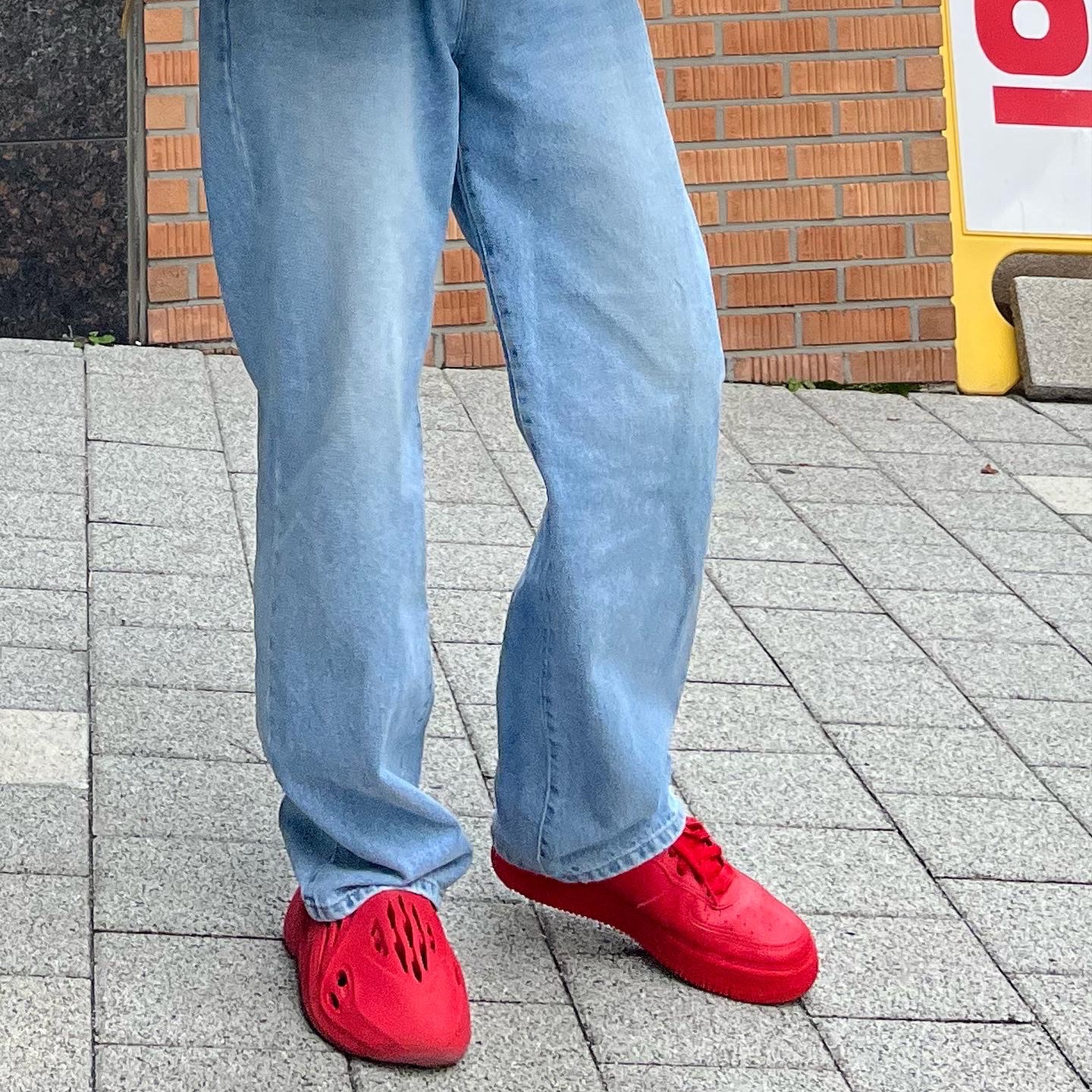 Adidas Yeezy Foam RNNR Vermilion, Yeezy Gap Engineered By Balenciaga Dove Hoodie White 착용 스타일 - 4