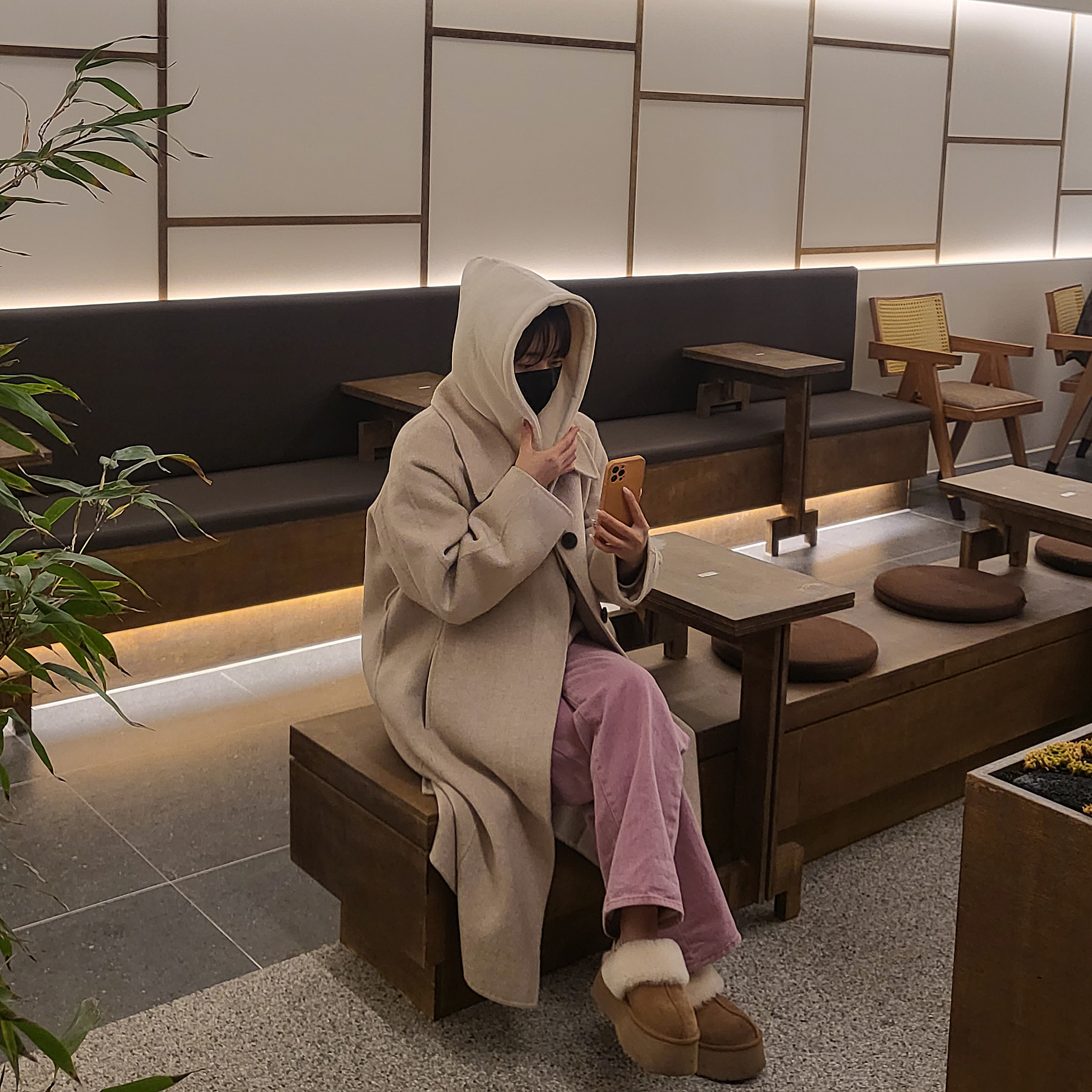 (W) UGG Funkette Slides Chestnut 착용 스타일 - 1