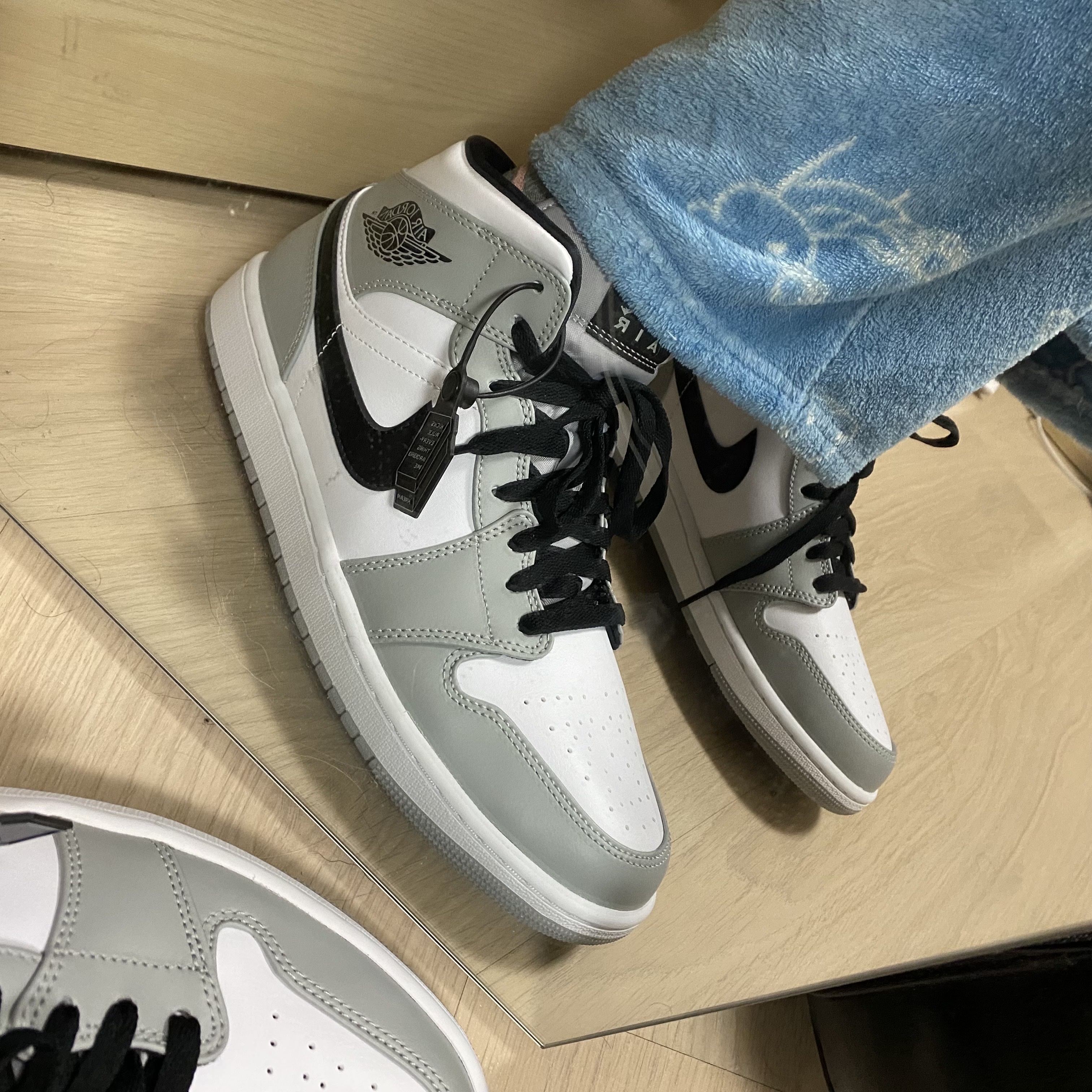 Jordan 1 Mid Light Smoke Grey 착용 스타일 - 2