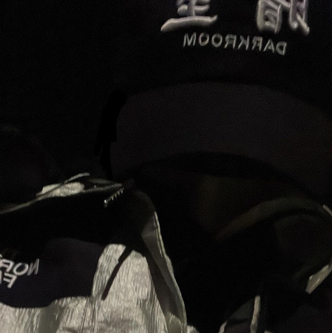 Darkr8m Studio White Logo Cap 착용 스타일