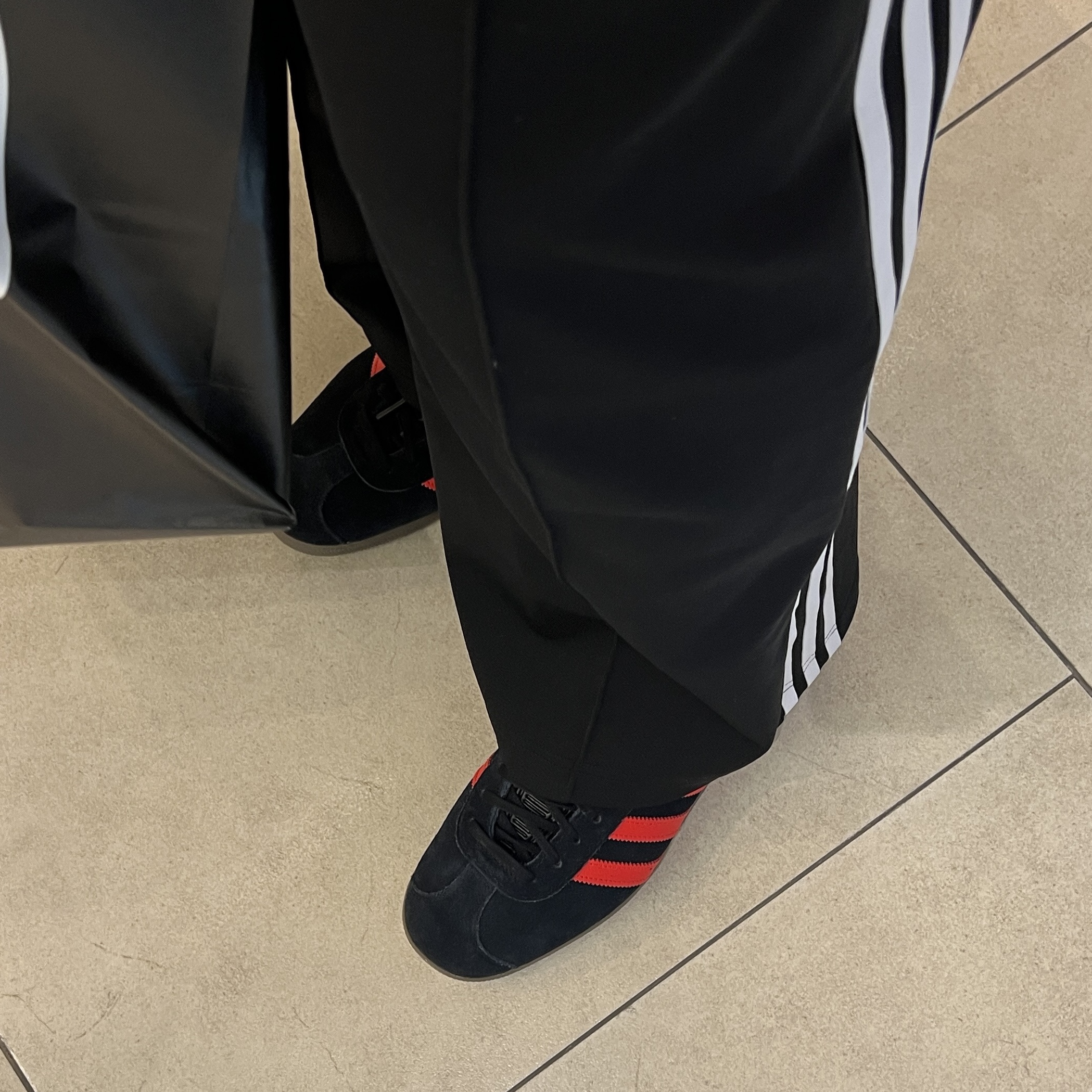 Adidas Gazelle Core Black Red 착용 스타일