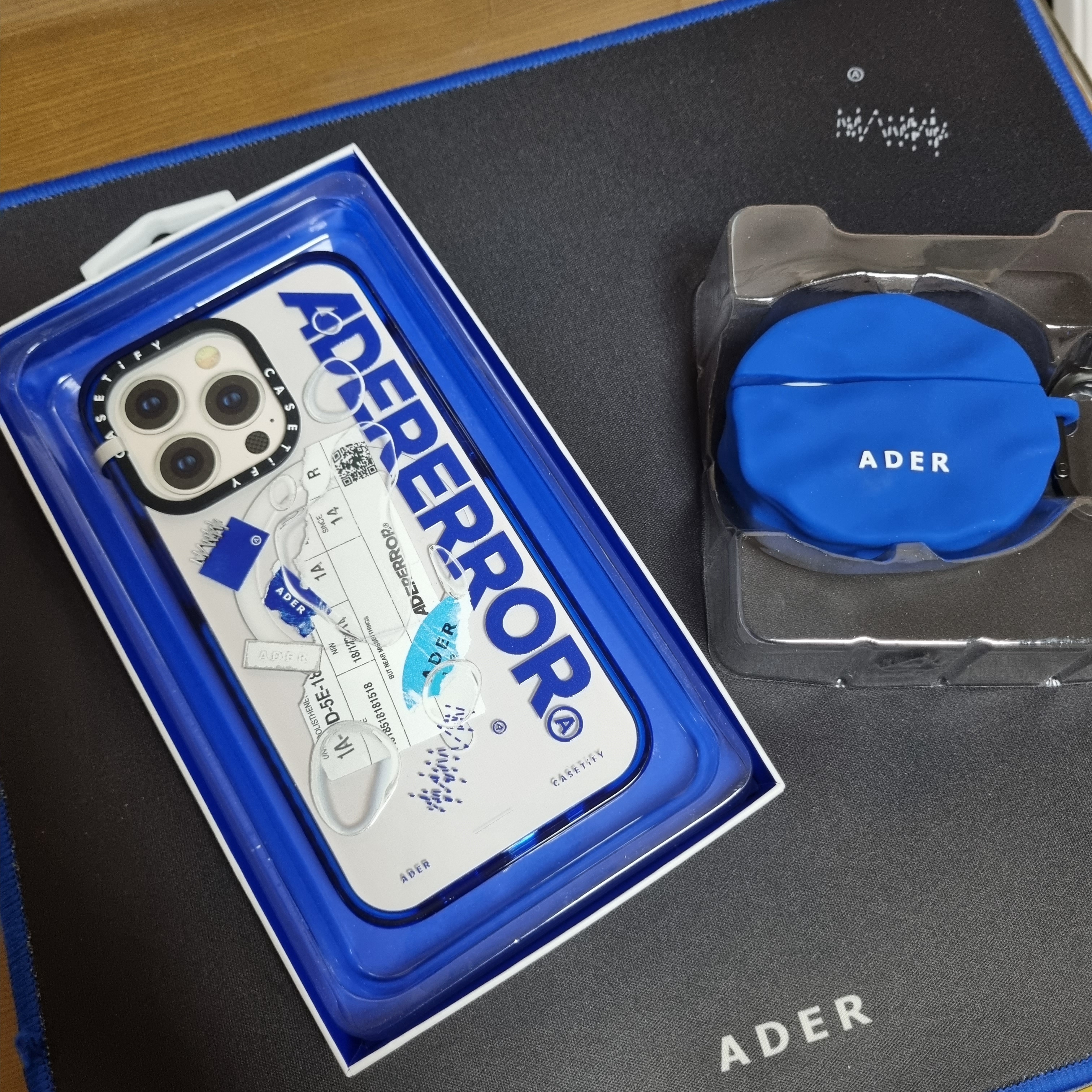 Casetify x Ader Error iPhone Sticker Magsafe Case Clear, Casetify x Ader Error Wavy Collectable AirPods Pro 1st/2nd gen Case Blue 착용 스타일
