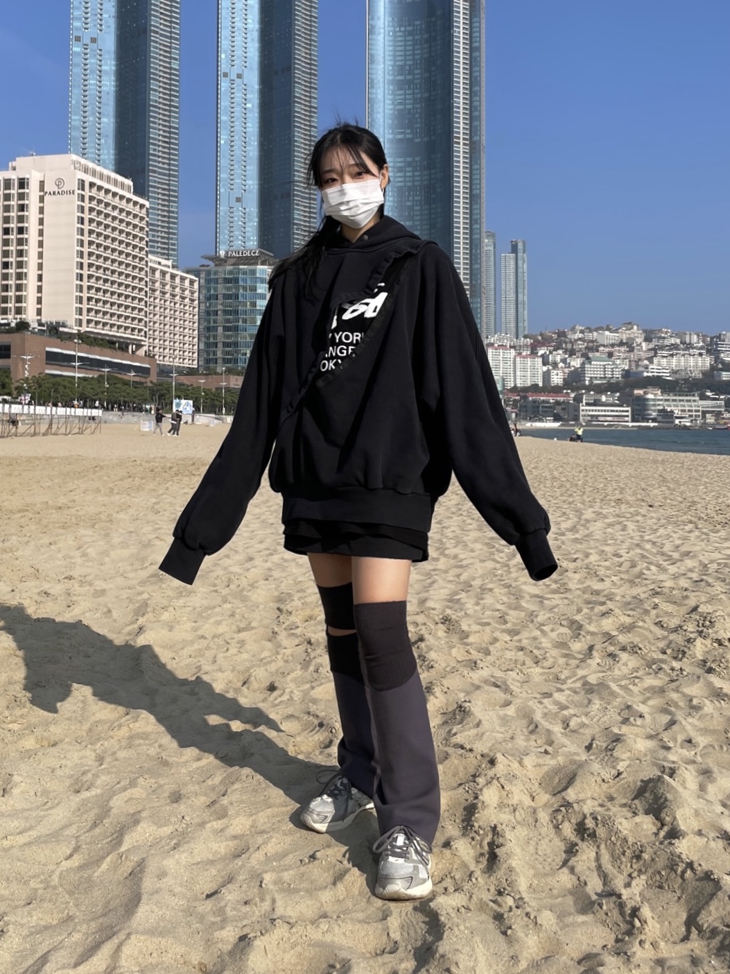 Nonnod x Shinsegae BAYC #8446 2-Piece Cropped Hoodie Washed Black, Asics x I4P Gel-1130 Glacier Grey Mink 착용 스타일 - 1