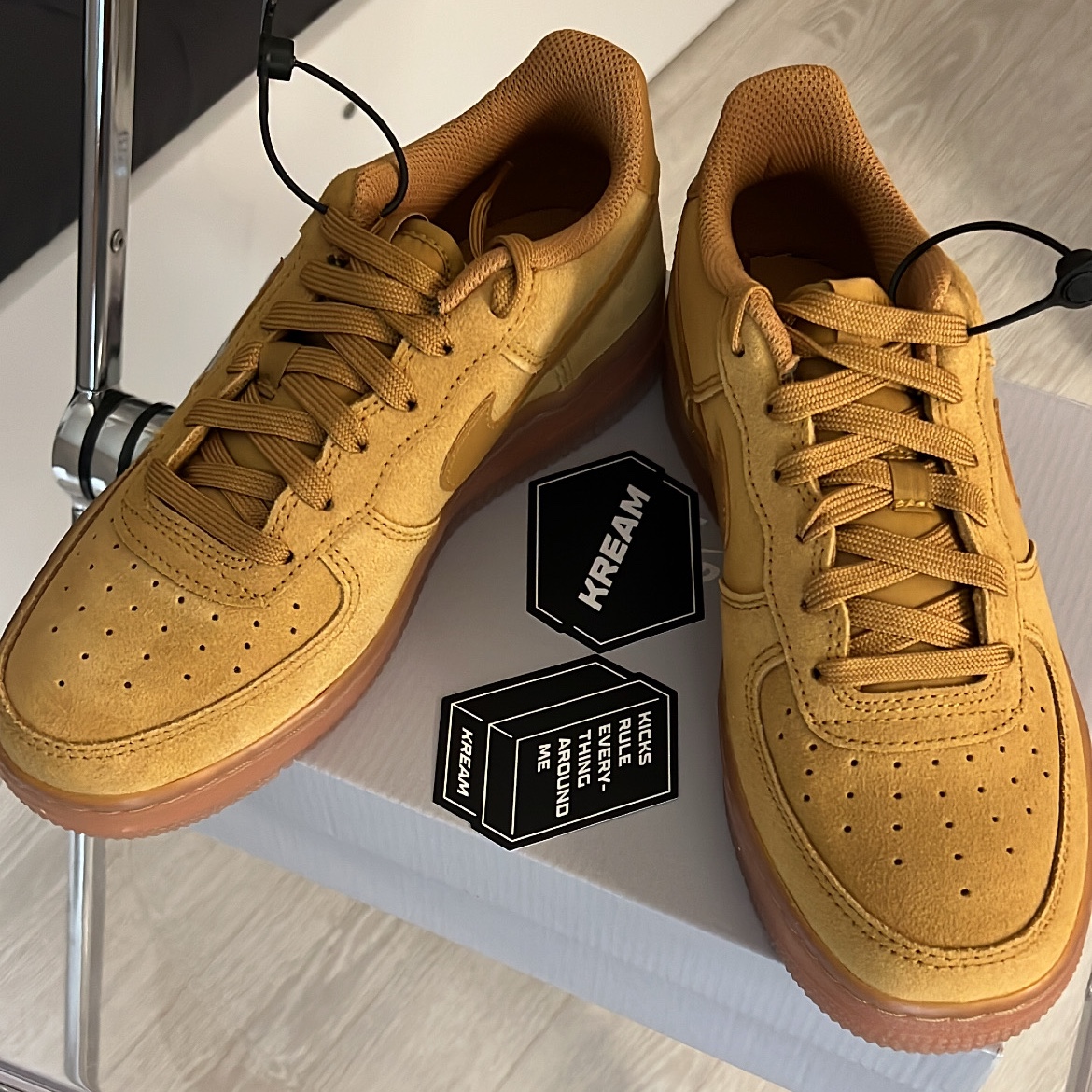 (GS) Nike Air Force 1 LV8 3 Wheat 착용 스타일 - 1