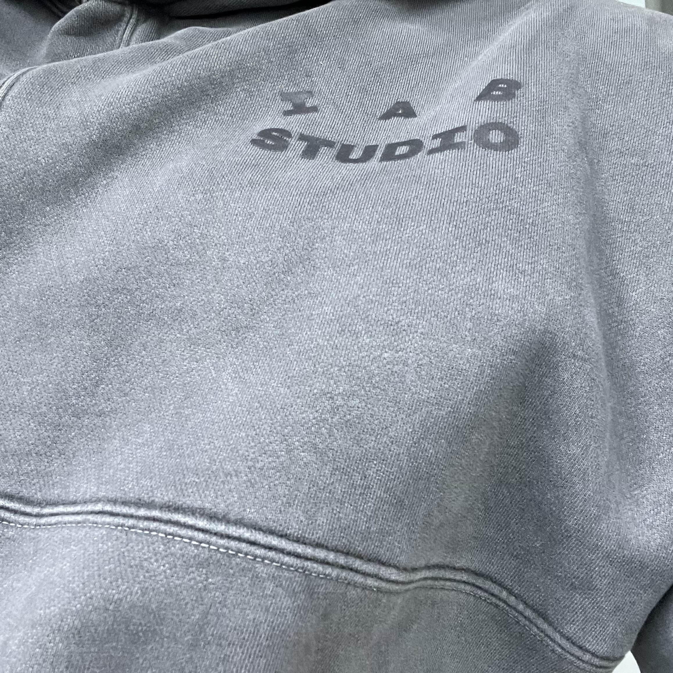 IAB Studio Blocked Pigment Hoodie Black 착용 스타일