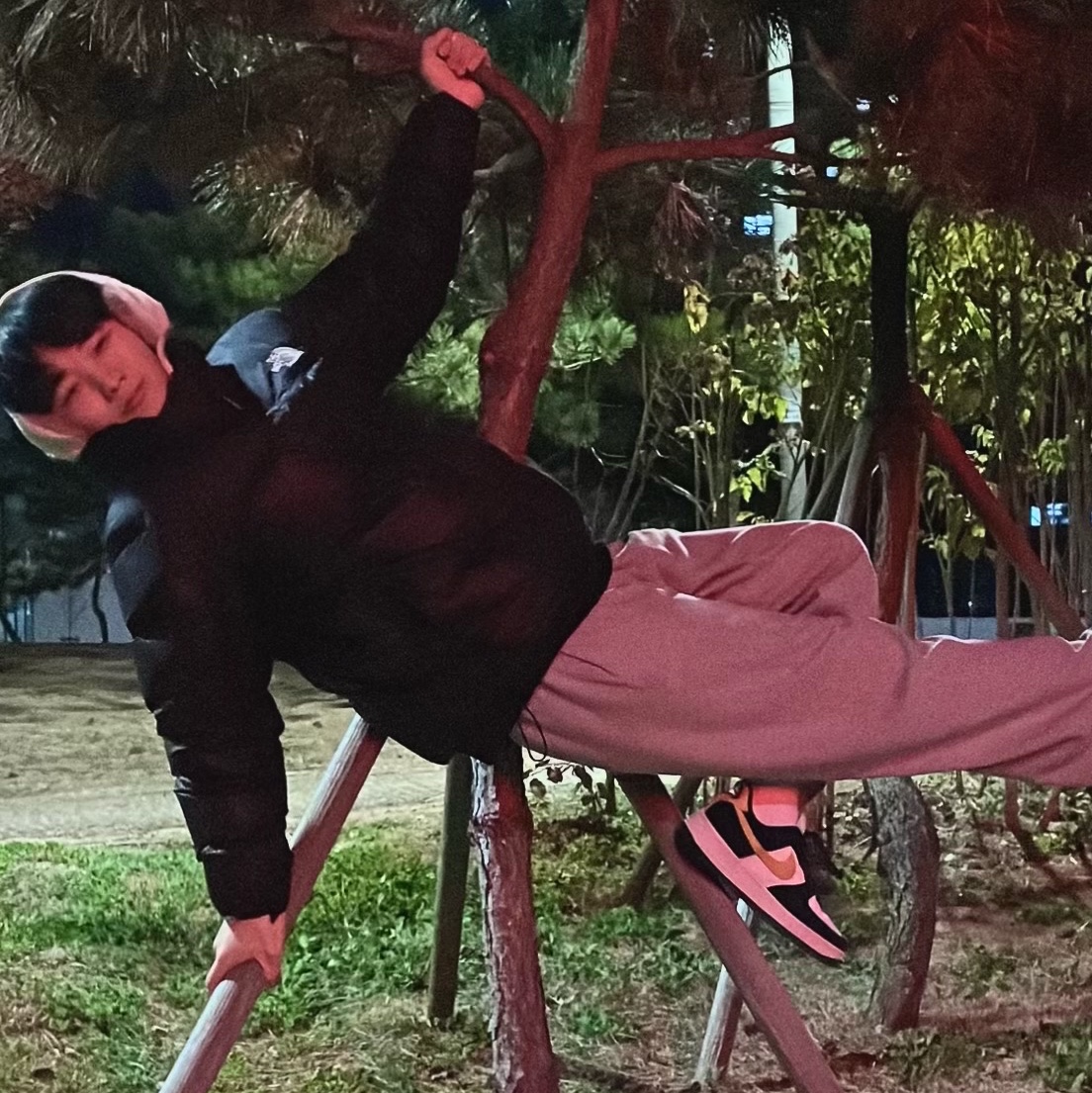 The North Face 1996 Eco Nuptse Jacket Black, Nike Air Force 1 '07 LV8 Athletic Club Black Dark Sulfur 착용 스타일 - 3