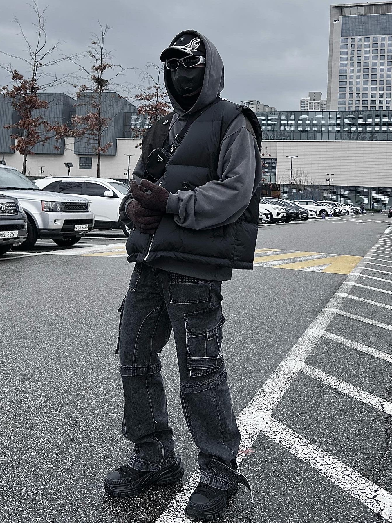Yeezy Gap Engineered By Balenciaga Flame Cap Black, Prada Re-Nylon and Saffiano Leather Shoulder Bag Black 착용 스타일 - 4