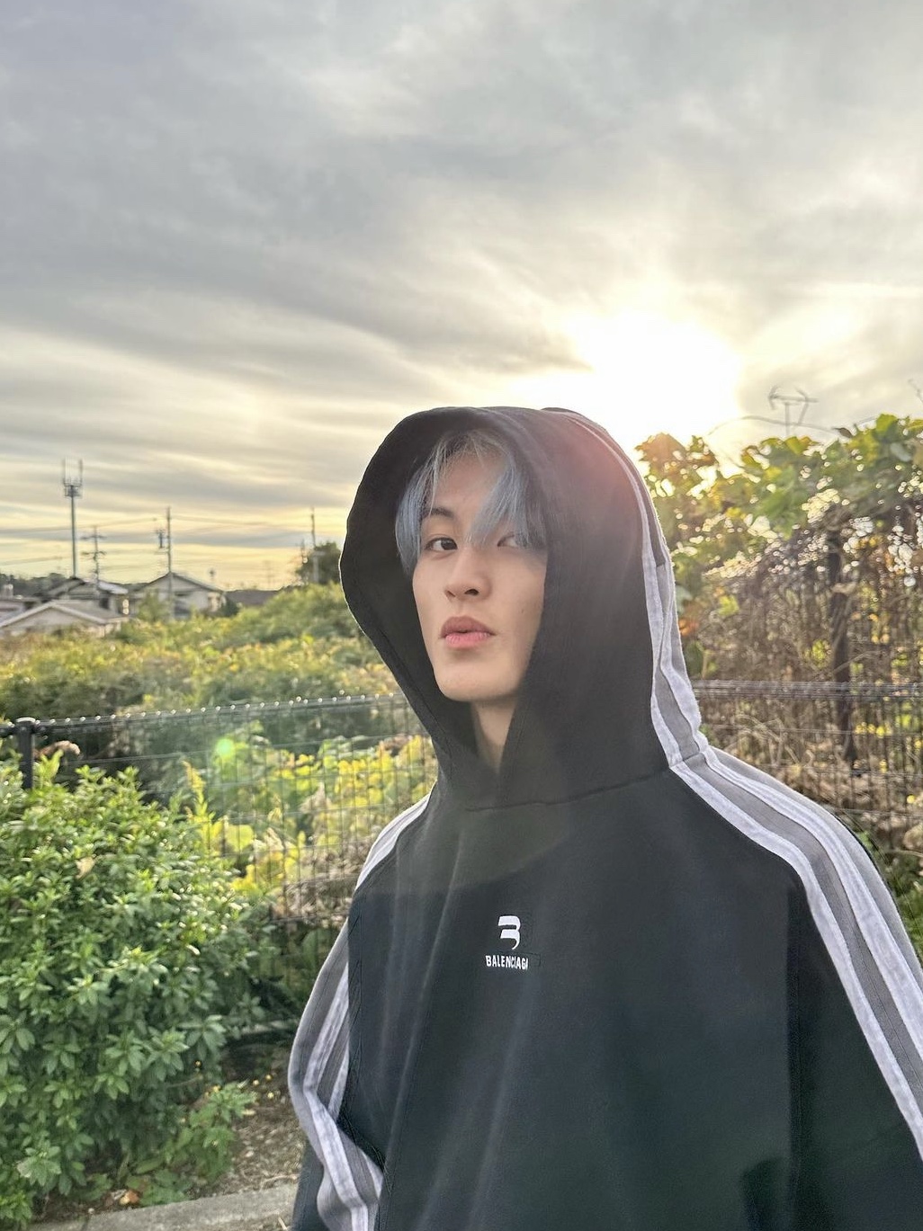 Balenciaga Sporty B Hoodie Black 착용 스타일 - 3