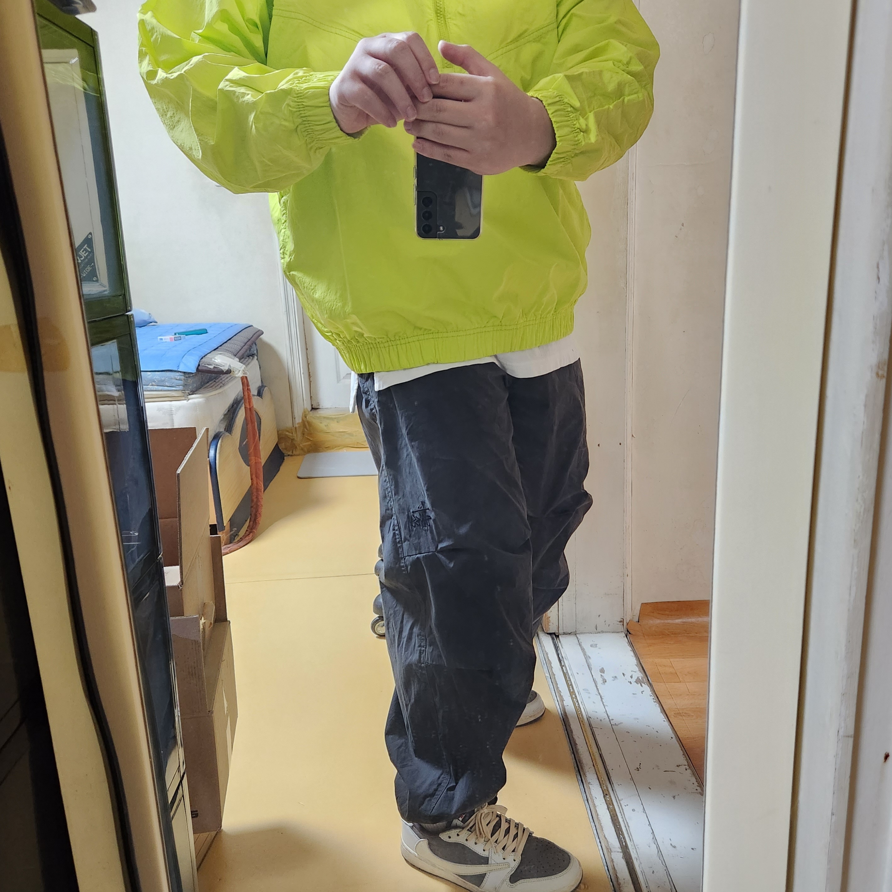 Jordan 1 x Travis Scott Retro Low OG SP Sail and Ridgerock, Nike x Stussy Windrunner Jacket Bright Cactus 착용 스타일