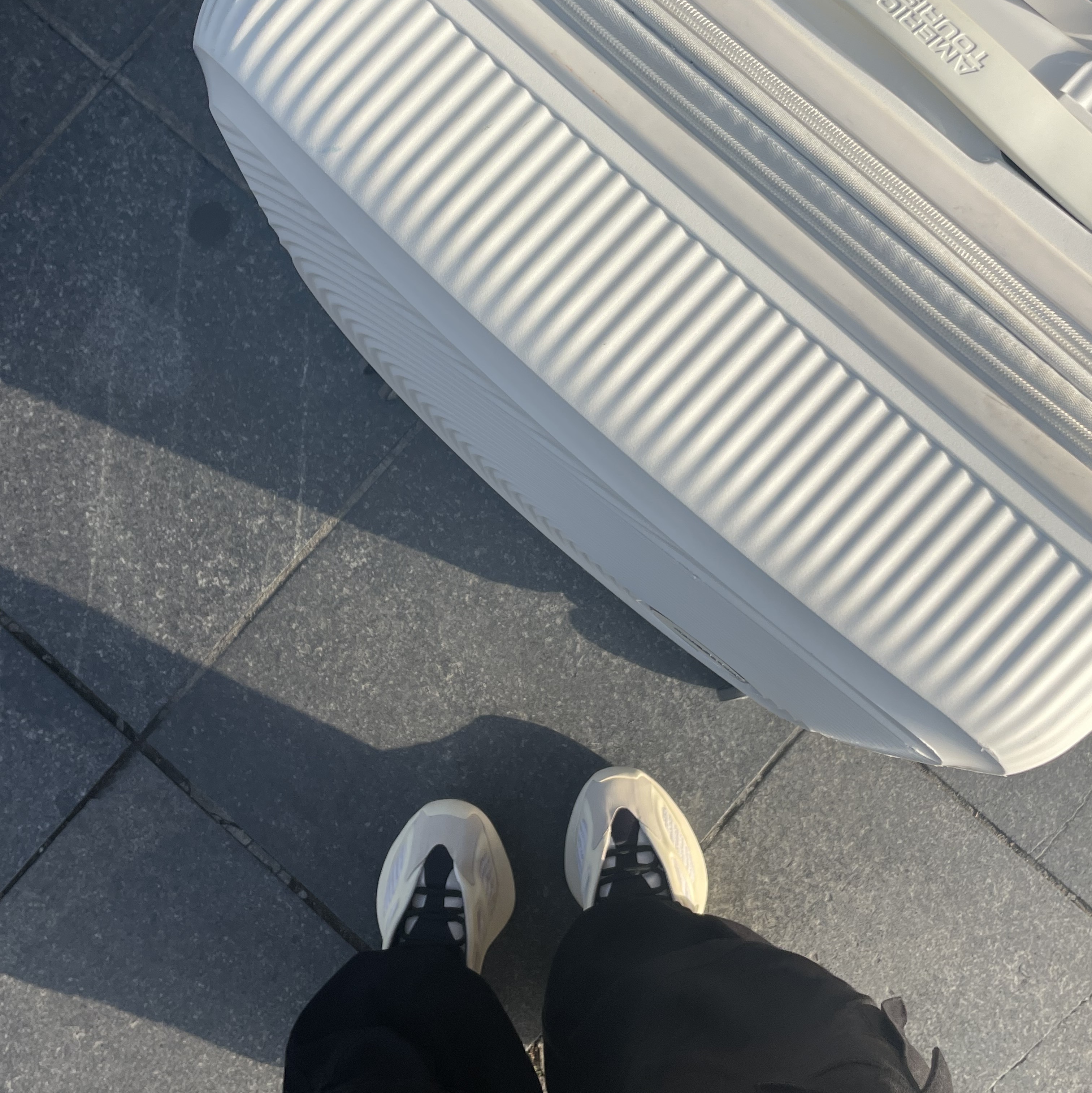 Adidas Yeezy 700 V3 Azael 2022/2023, Telfar Small Shopping Bag Black 착용 스타일 - 1