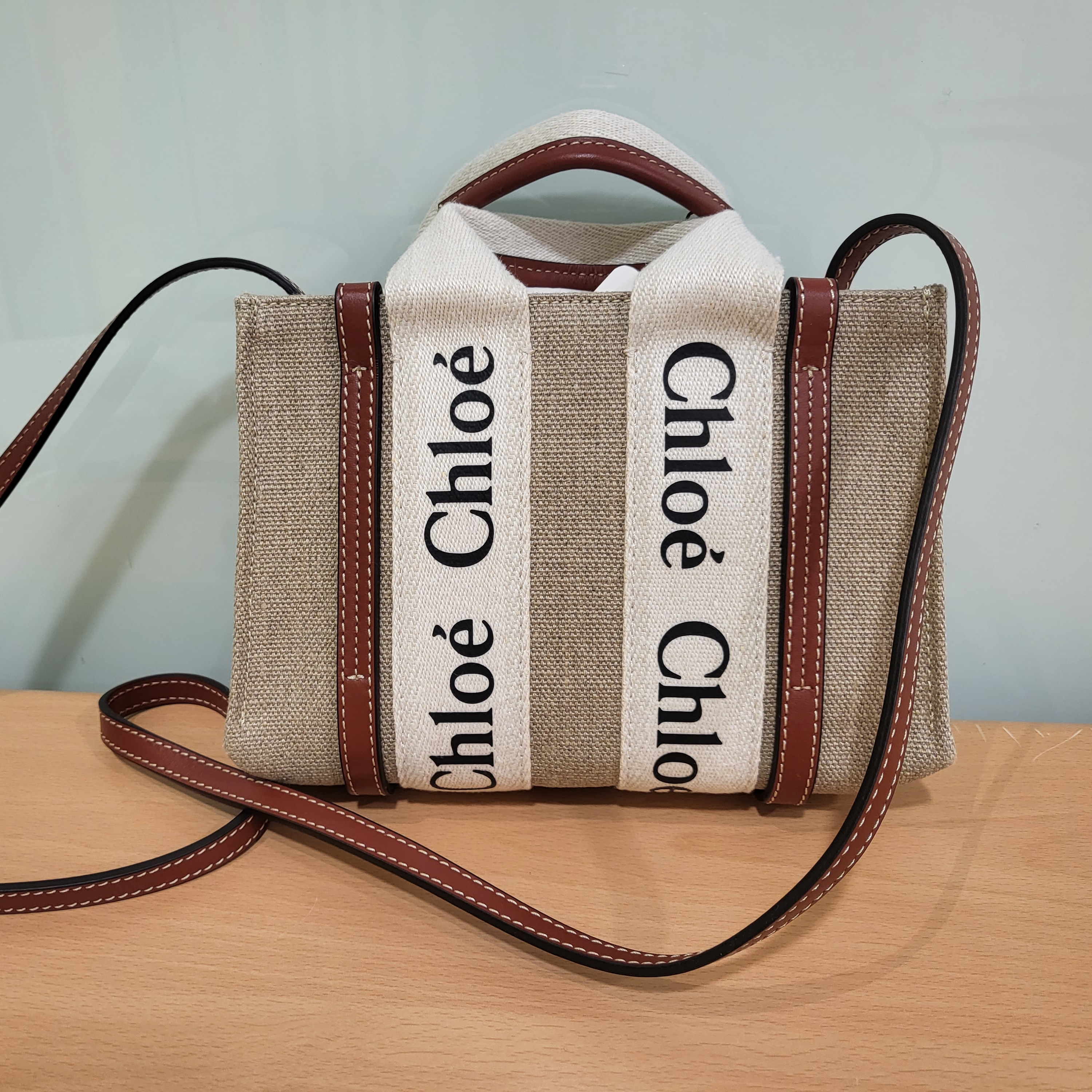 Chloe Woody Mini Tote Bag White Brown 착용 스타일