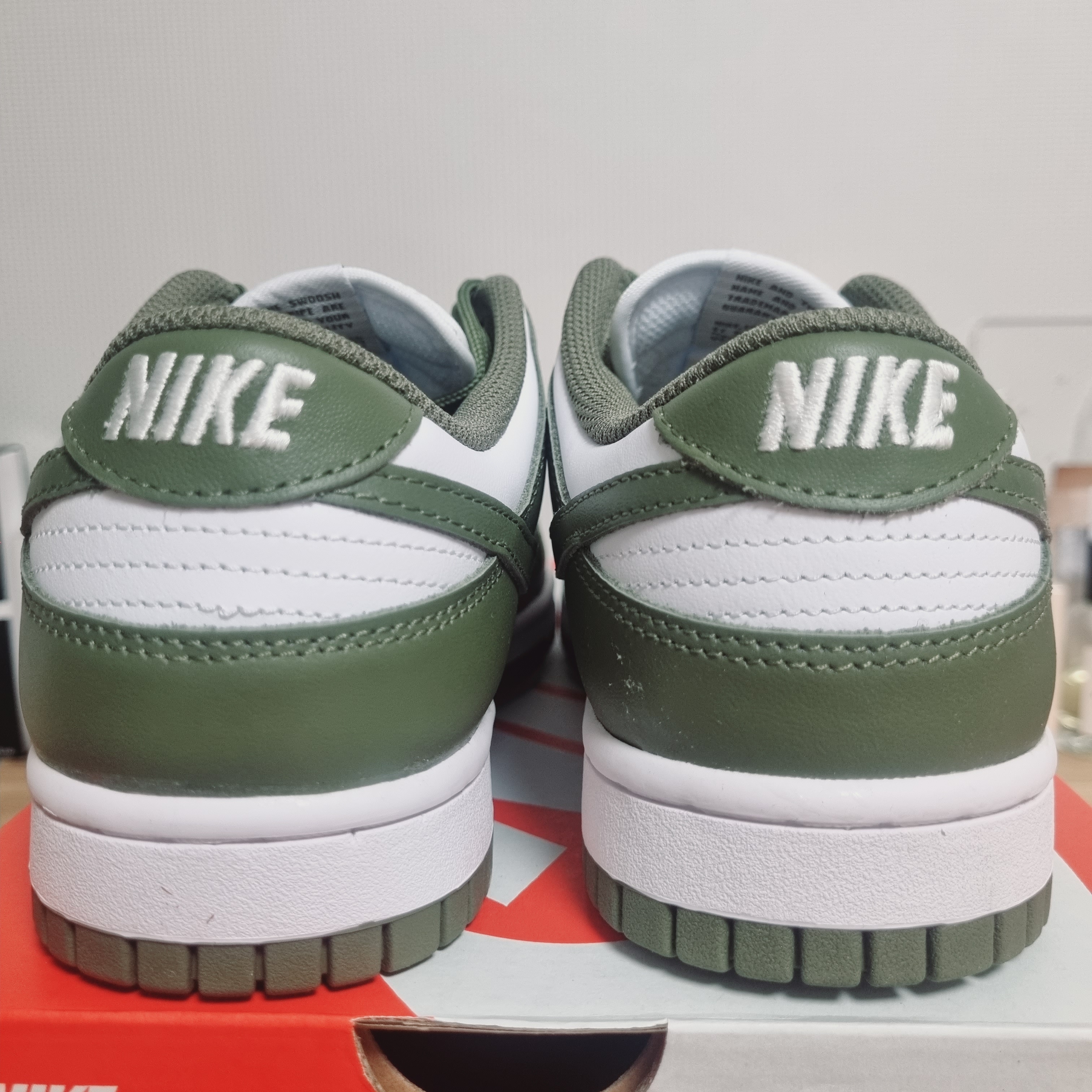 (W) Nike Dunk Low Medium Olive 착용 스타일 - 5