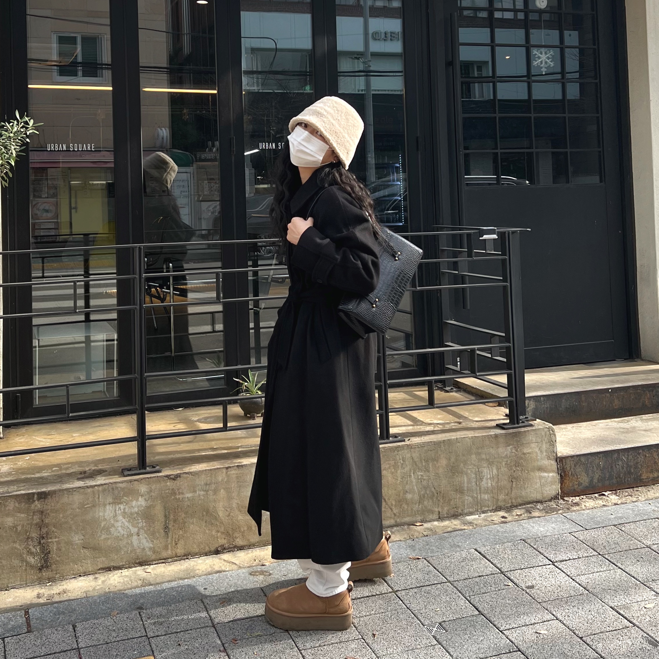 (W) UGG Classic Ultra Mini Platform Boots Chestnut 착용 스타일 - 1