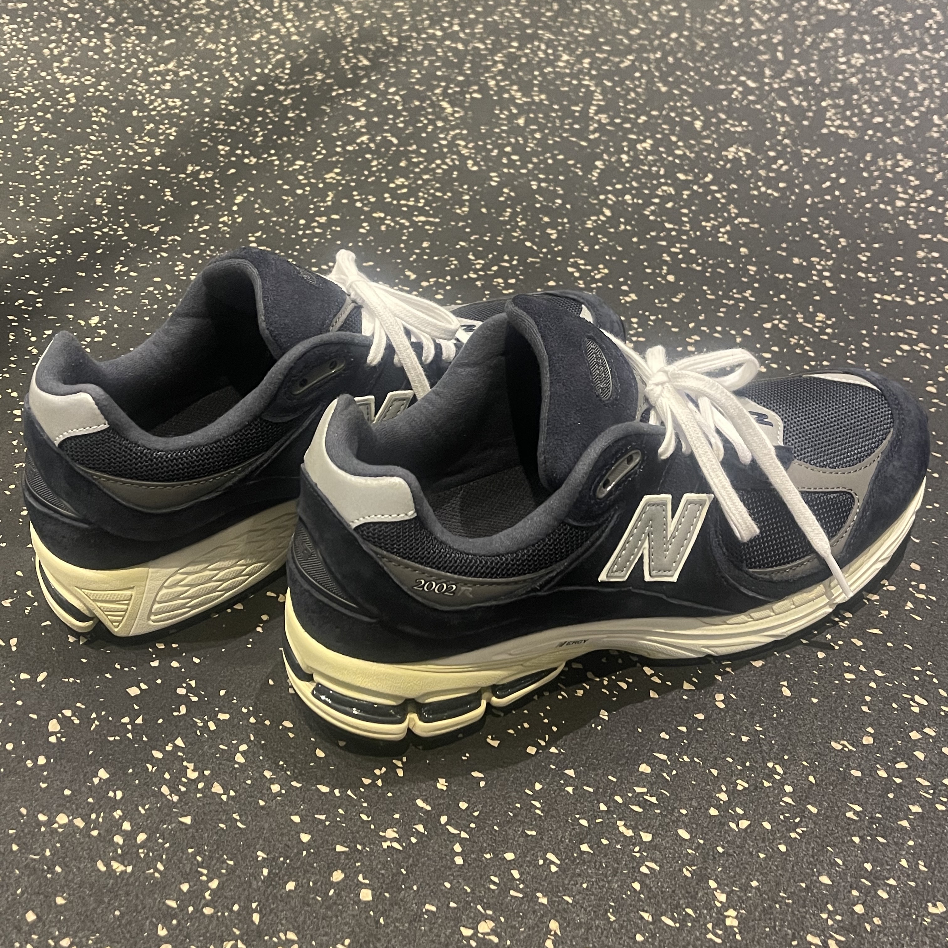 New Balance 2002R Eclipse Castlerock 착용 스타일