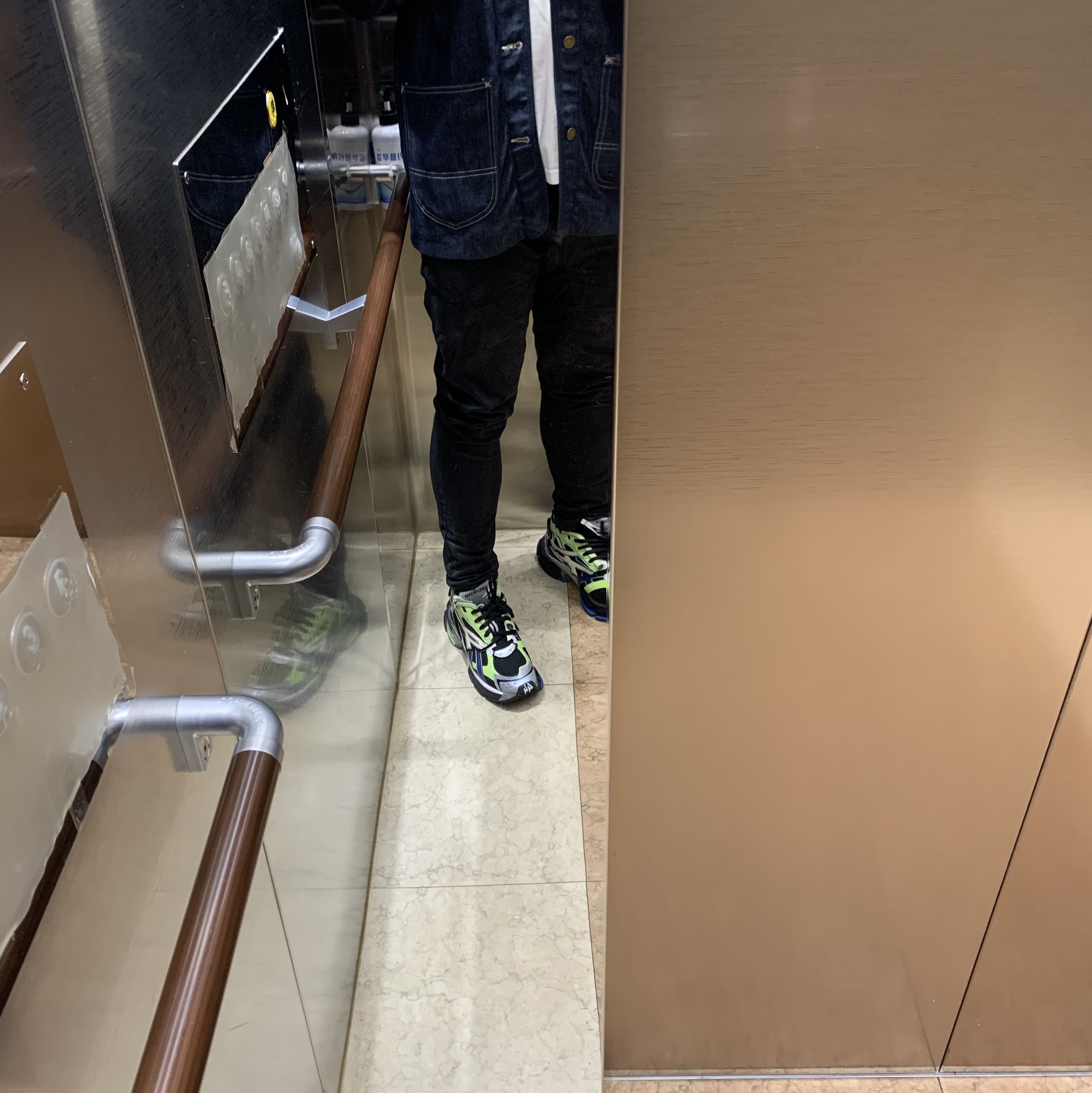 Balenciaga Runner Sneakers Grey Green Blue 착용 스타일