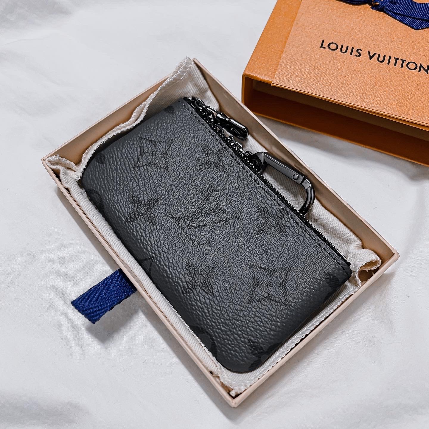Louis Vuitton Key Pouch Monogram Eclipse and Monogram Eclipse Reverse, Louis Vuitton Pocket Organizer Taurillon Monogram Bleu Rose 착용 스타일 - 2