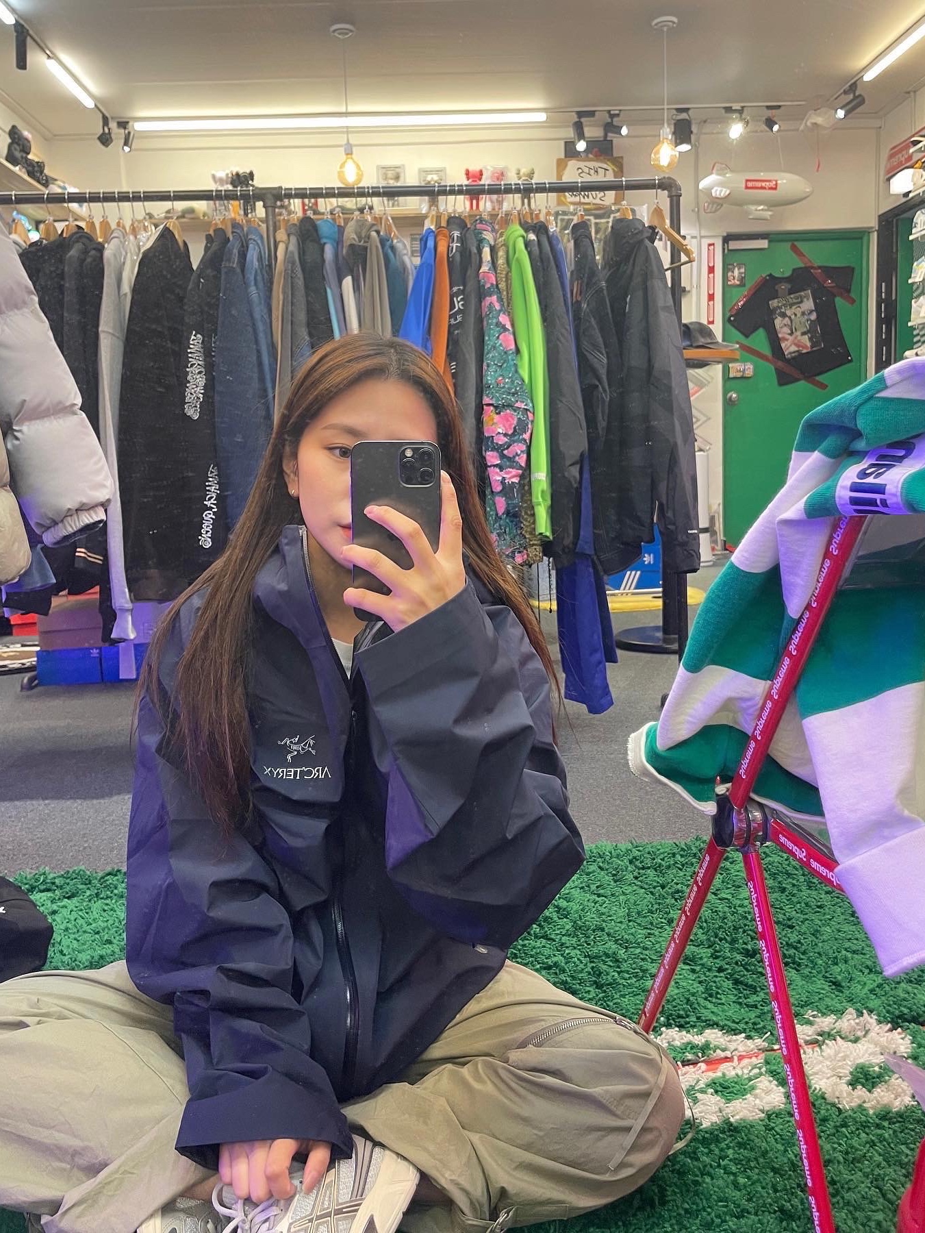 Arc'teryx Beta Jacket Black Sapphire 착용 스타일 - 2
