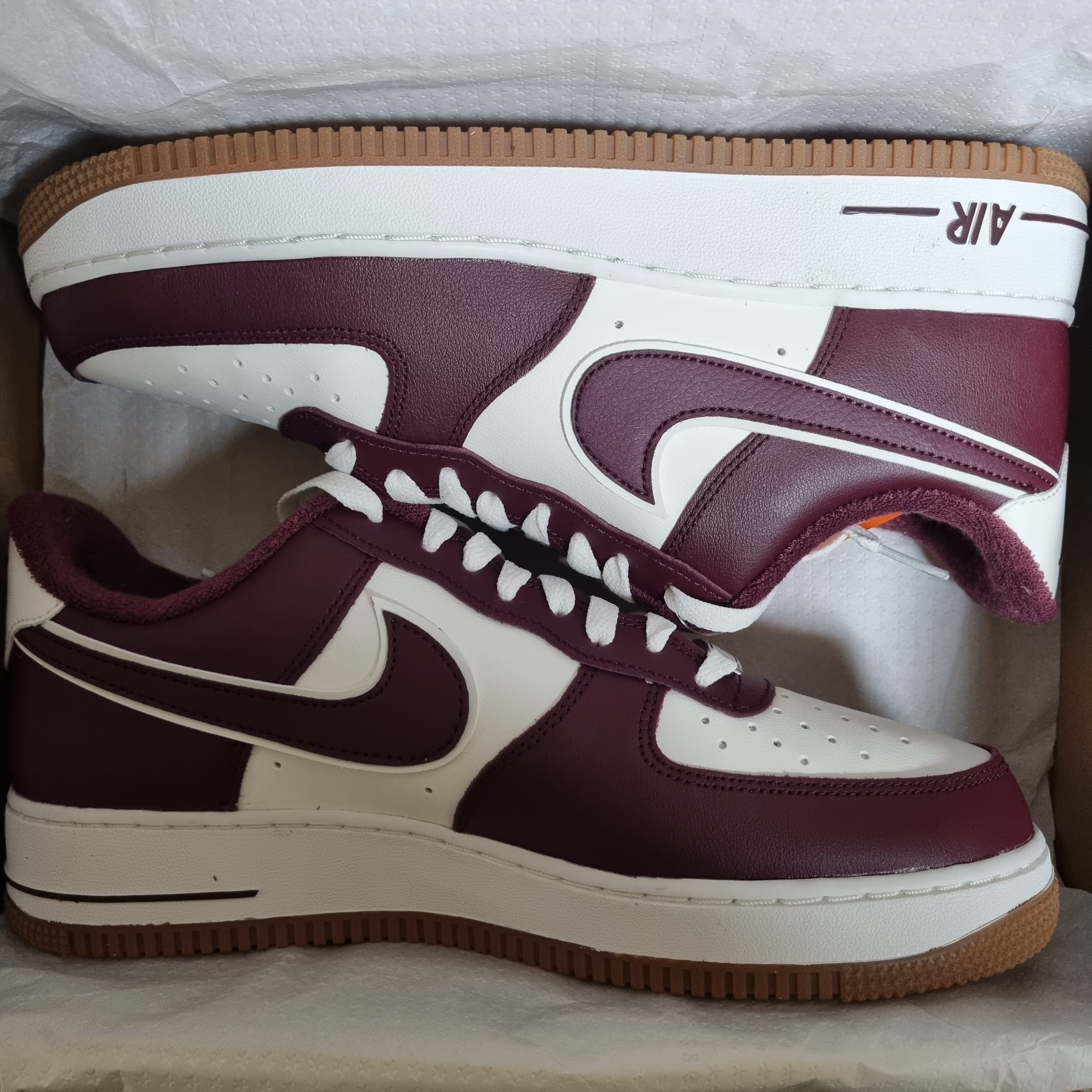 Nike Air Force 1 '07 LV8 Night Maroon 착용 스타일
