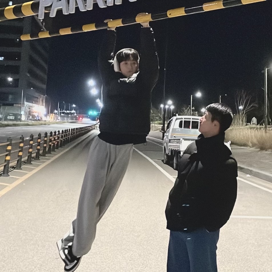 The North Face 1996 Eco Nuptse Jacket Black, Nike Air Force 1 '07 LV8 Athletic Club Black Dark Sulfur 착용 스타일 - 2