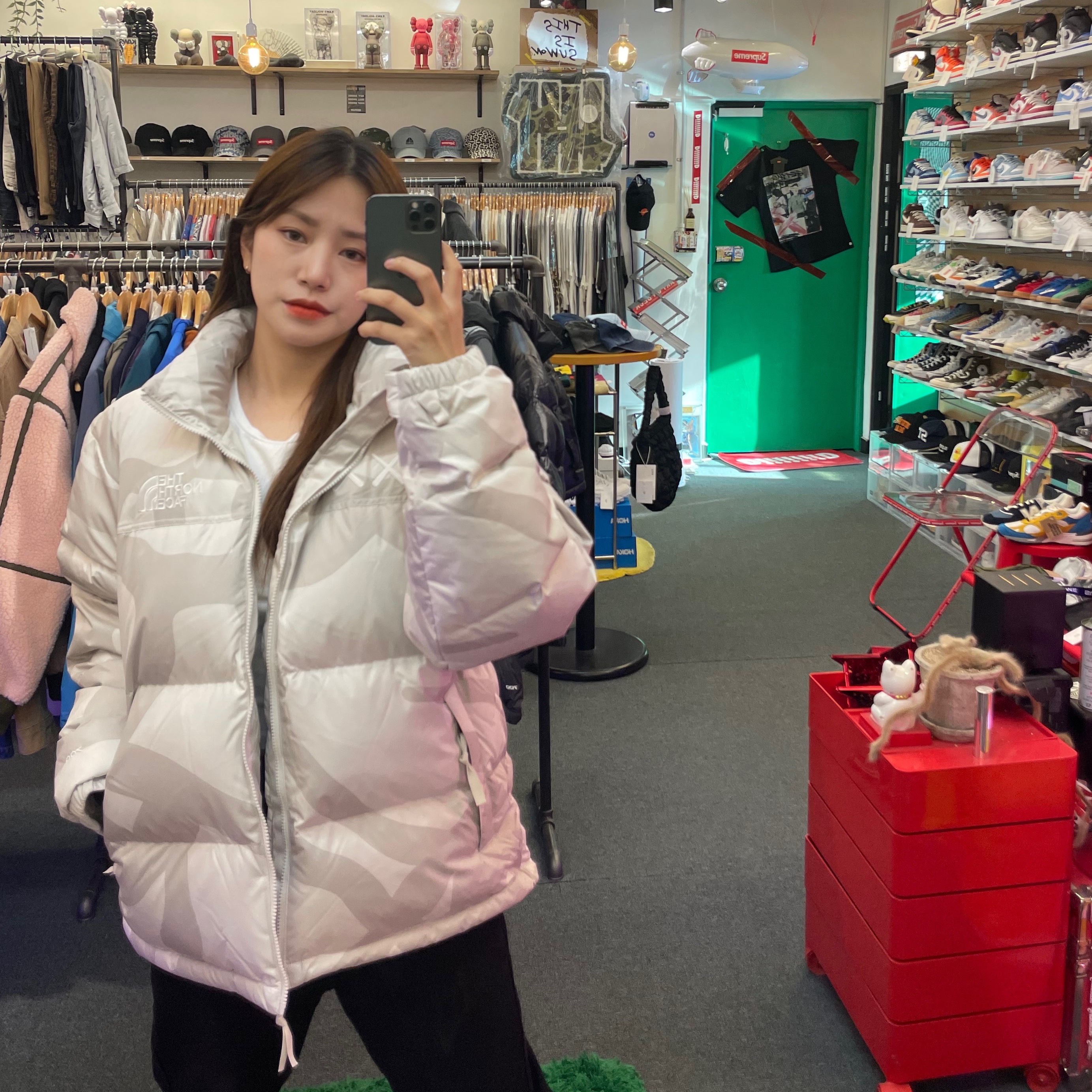 The North Face x Kaws Retro 1996 Nuptse Jacket Black Print - 22FW, The North Face x Kaws Retro 1996 Nuptse Jacket Moonlight Ivory Print - 22FW 착용 스타일 - 1
