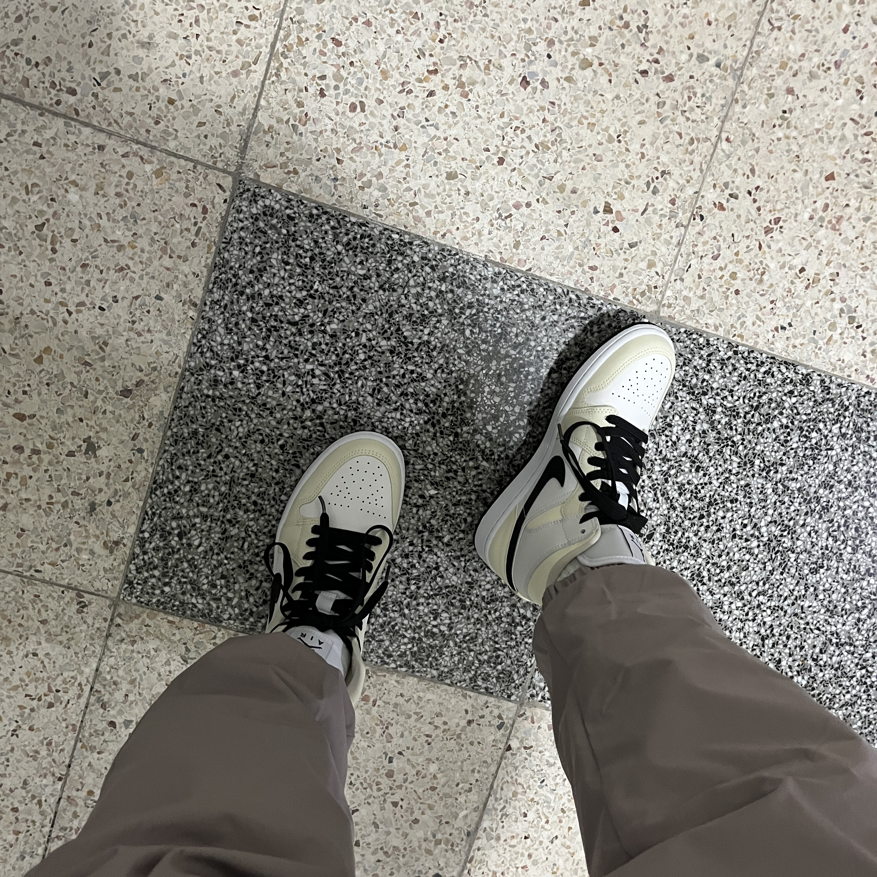(W) Jordan 1 Mid Coconut Milk 착용 스타일 - 1