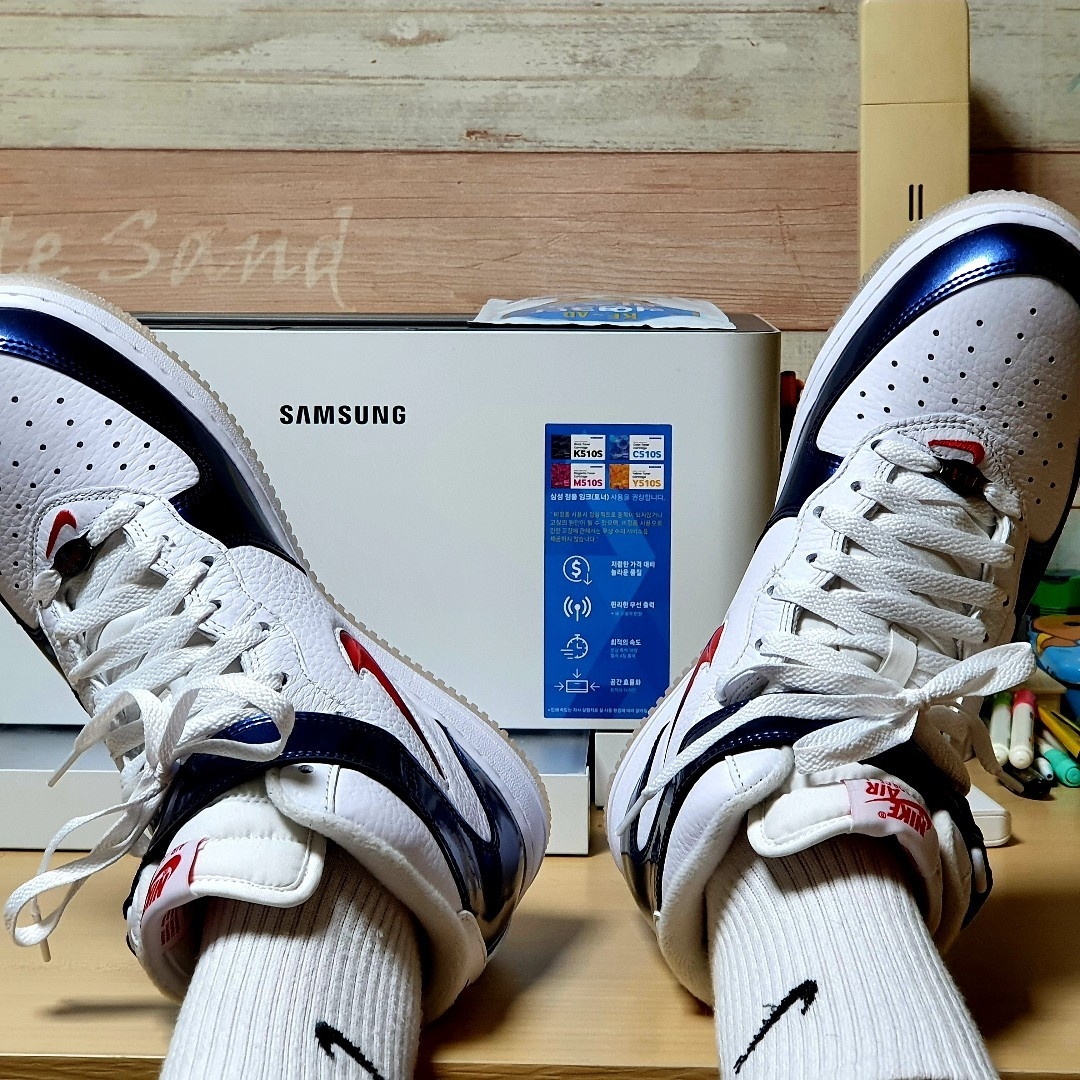 Converse Chuck 70 Ox Enamel Red, Nike Air Force 1 Mid QS University Red and Midnight Navy 착용 스타일 - 2