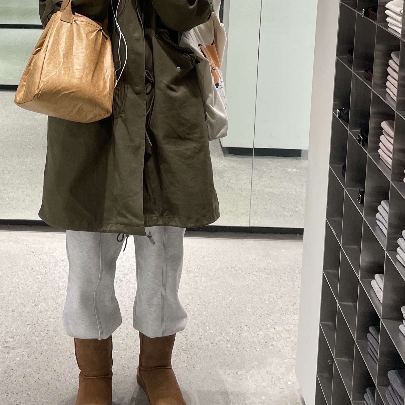 (W) UGG Classic Short II Boots Chestnut, Maison Kitsune Fox Head Tote Bag Ecru 착용 스타일 - 2