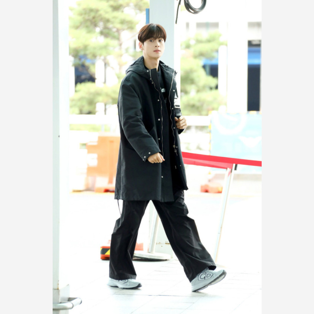 Dior B30 Sneakers Mesh Technical Fabric Grey, Dior Saddle Bag Grained Calfskin Black 착용 스타일 - 3