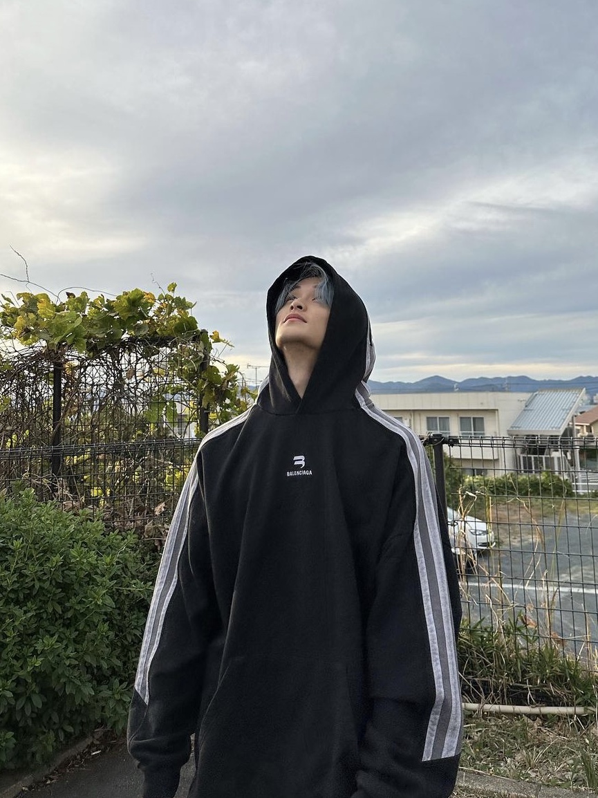 Balenciaga Sporty B Hoodie Black 착용 스타일 - 1