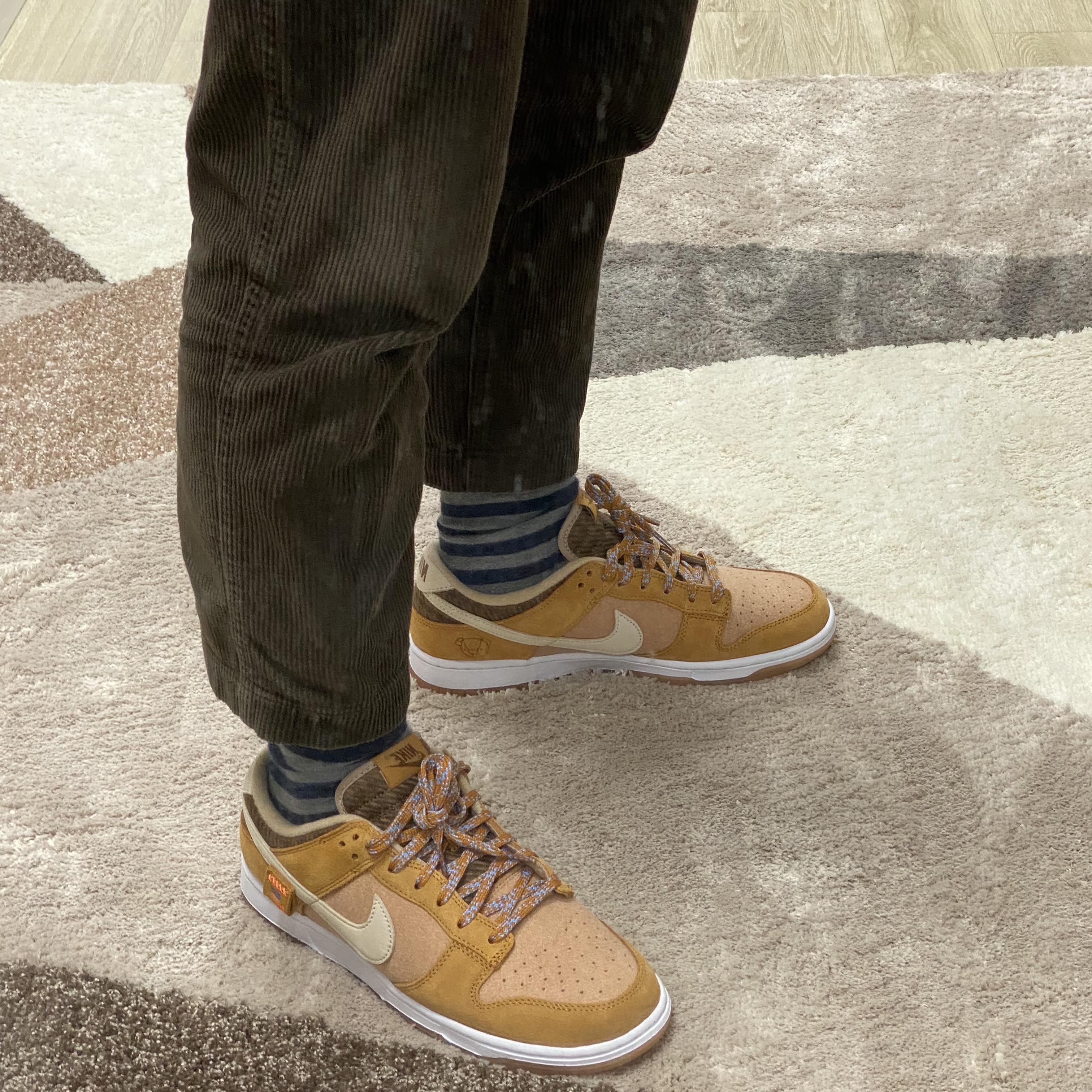 Nike Dunk Low SE Praline Desert Ochre 착용 스타일 - 5