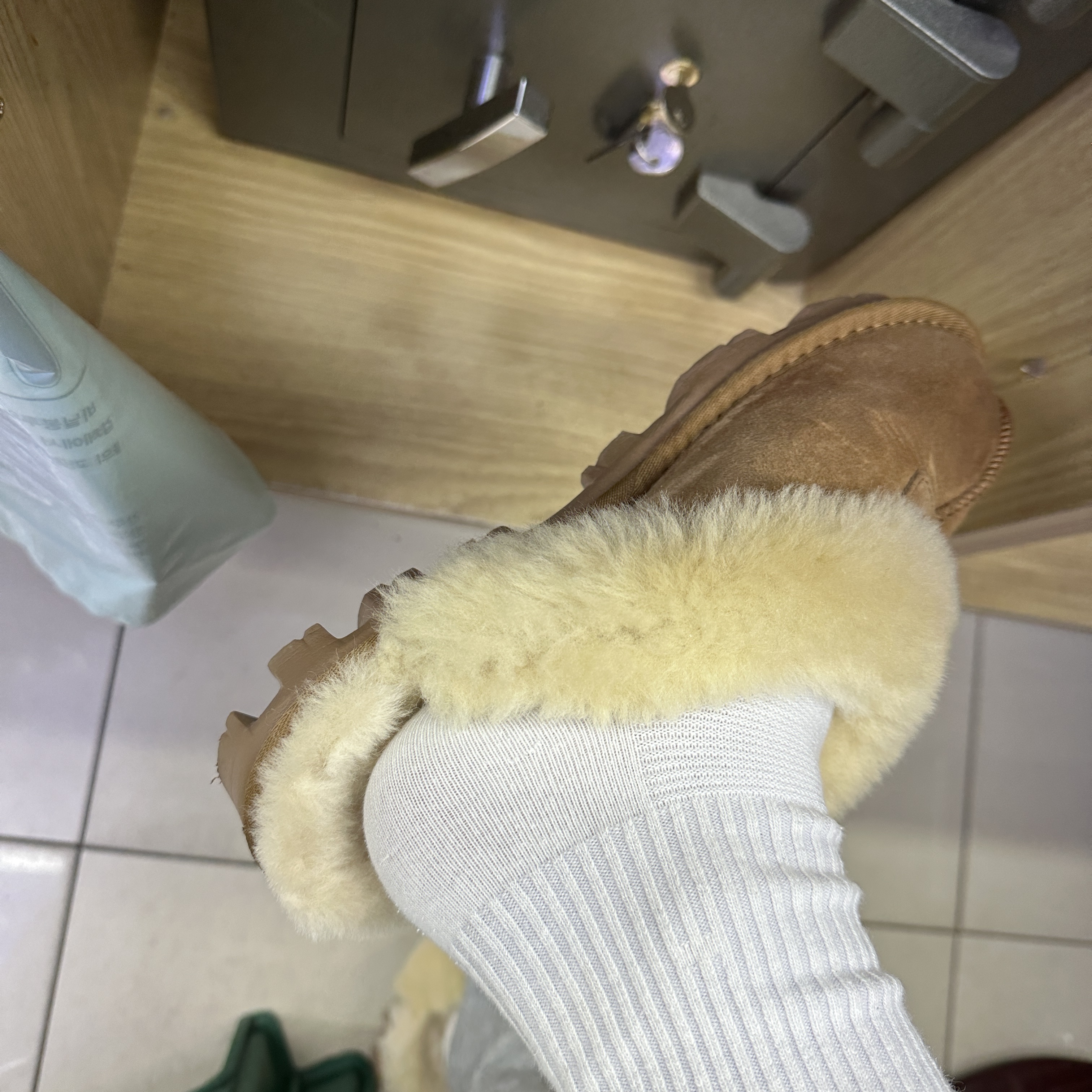 (W) UGG Coquette Slipper Chestnut 착용 스타일 - 5